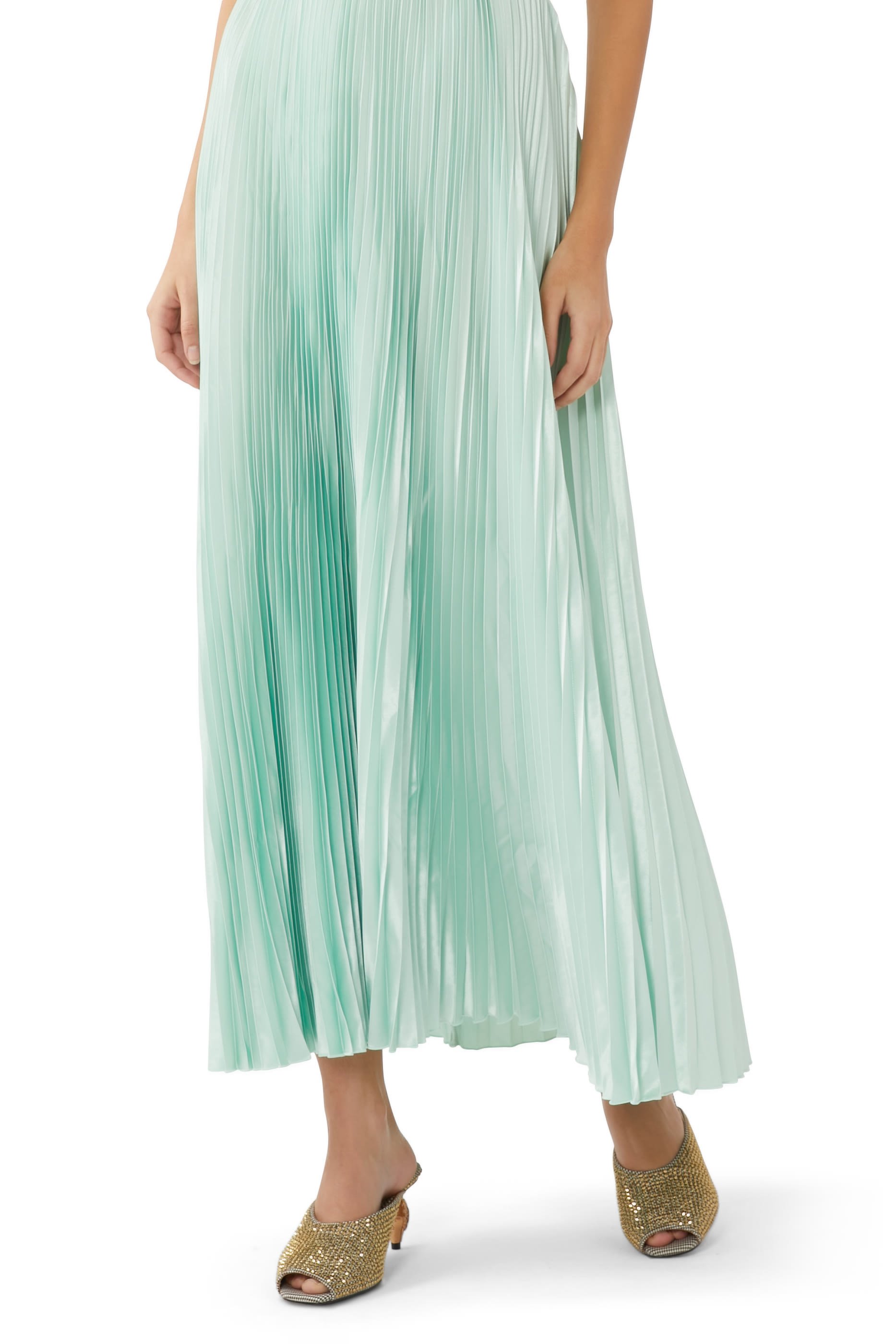 حذاء 60 مفتوح من الخلف بحلية شعار الماركة