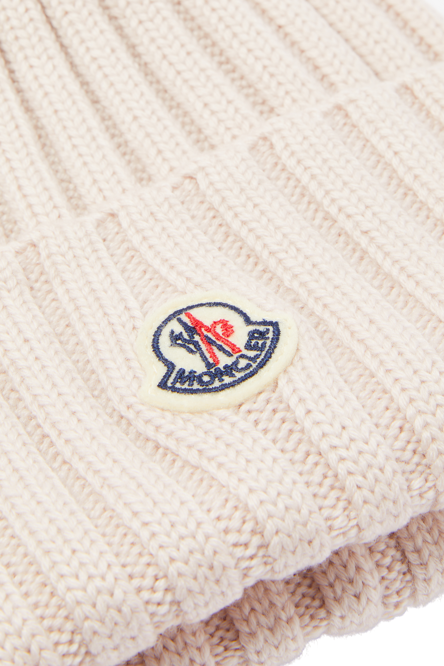 قبعة بيني بزخارف بوم بوم