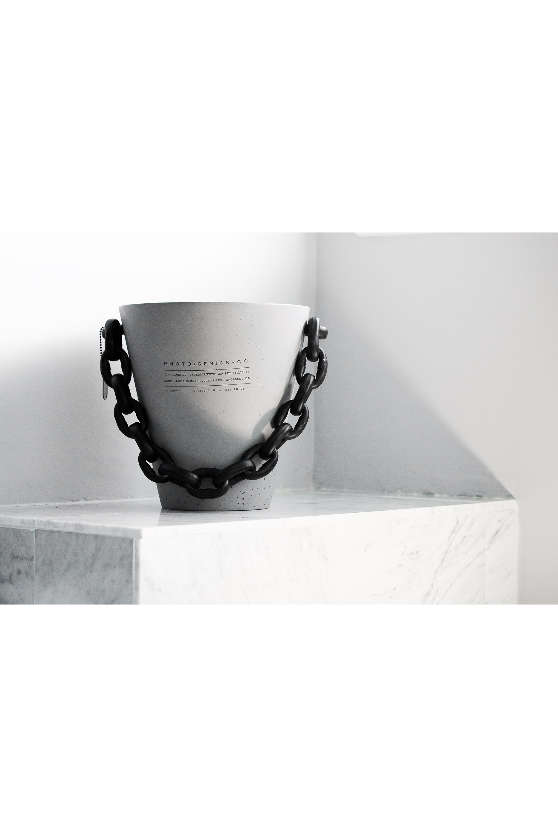 شمعة محدودة الإصدار 4 XL في وعاء خرساني (بيتل)