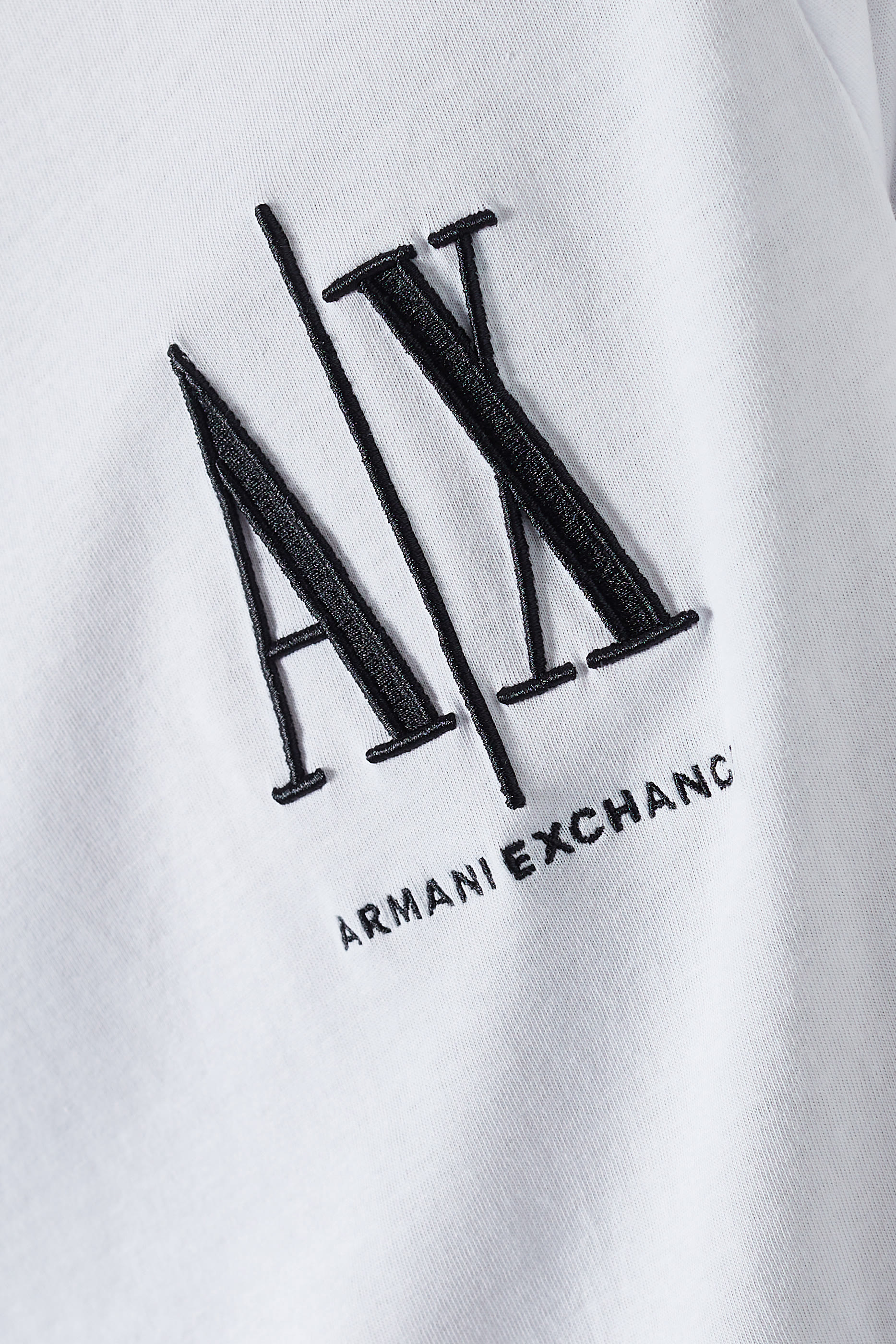 تي شيرت بطبعة شعار الماركة الشهير