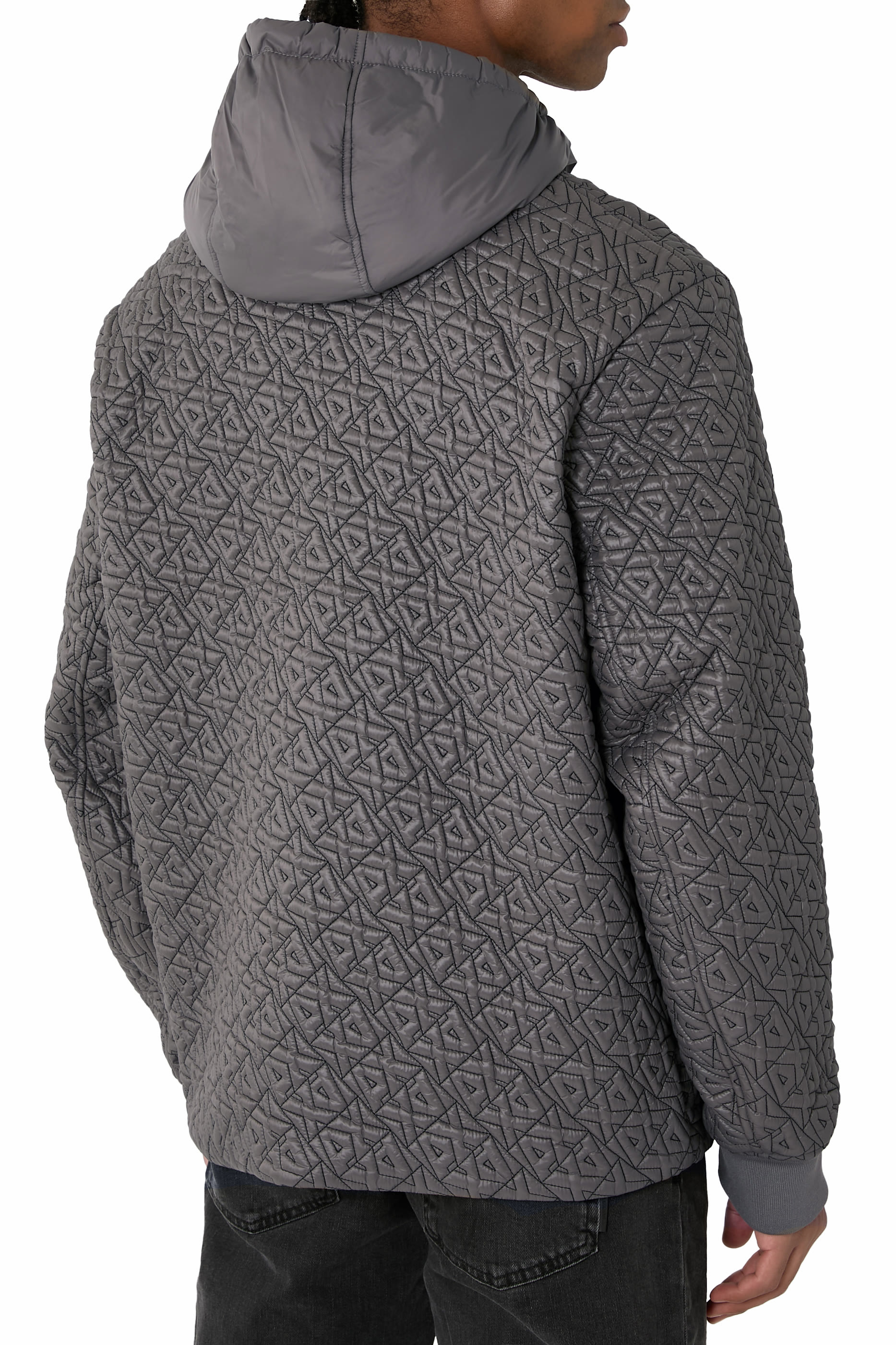  جاكيت مزين بشعار الماركة