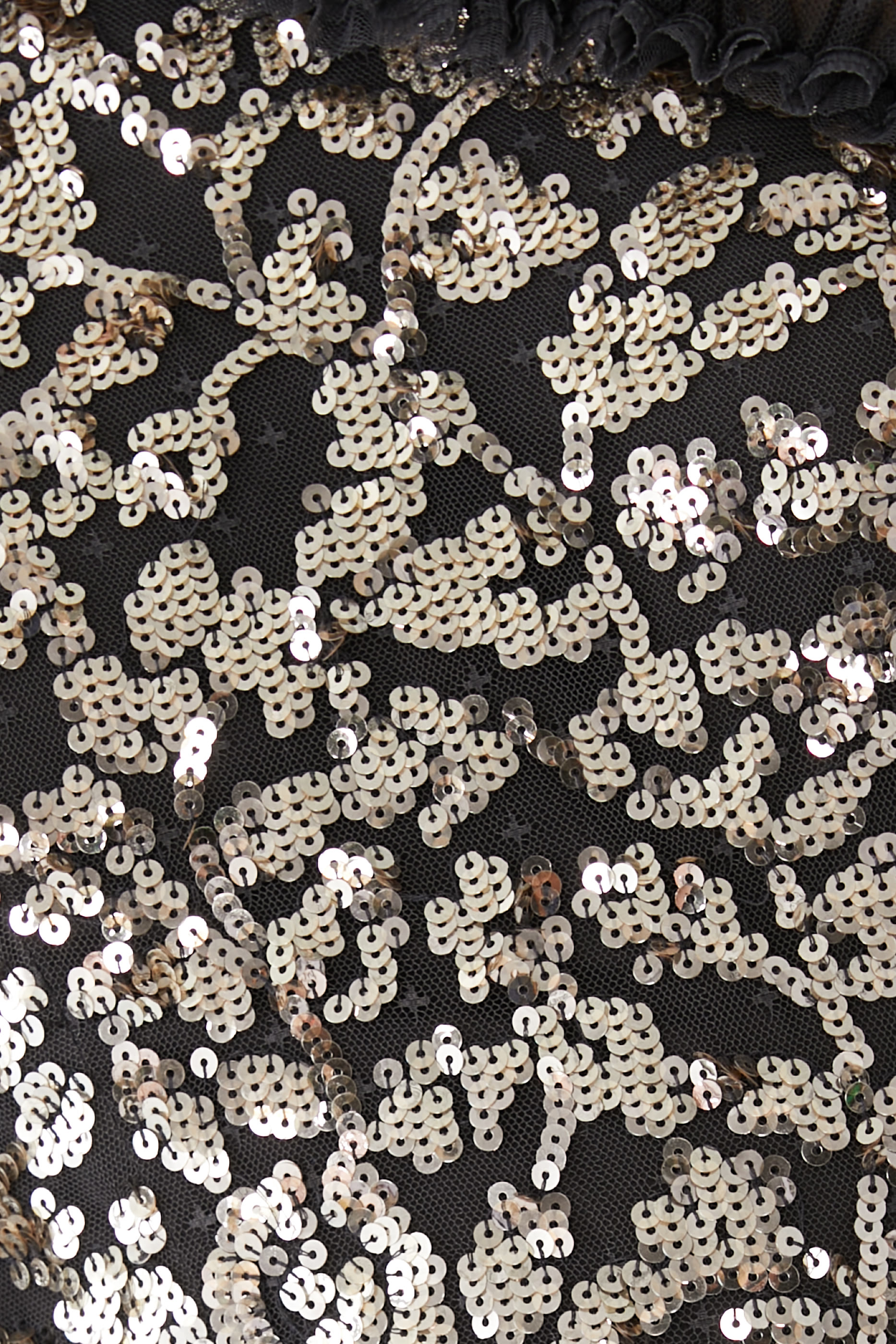 فستان سهرة بكتف مكشوف بطول الكاحل مزين بنقشة أوراق متساقطة