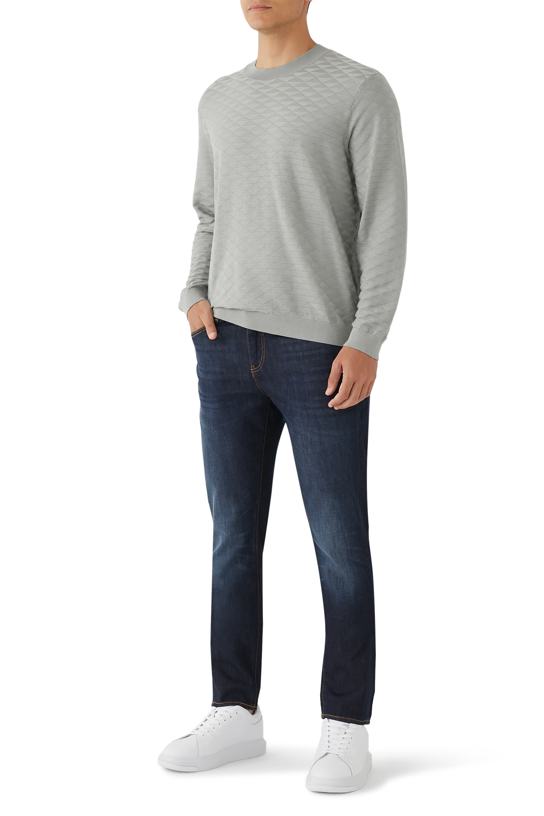 سترة بياقة ضيقة وأكمام طويلة