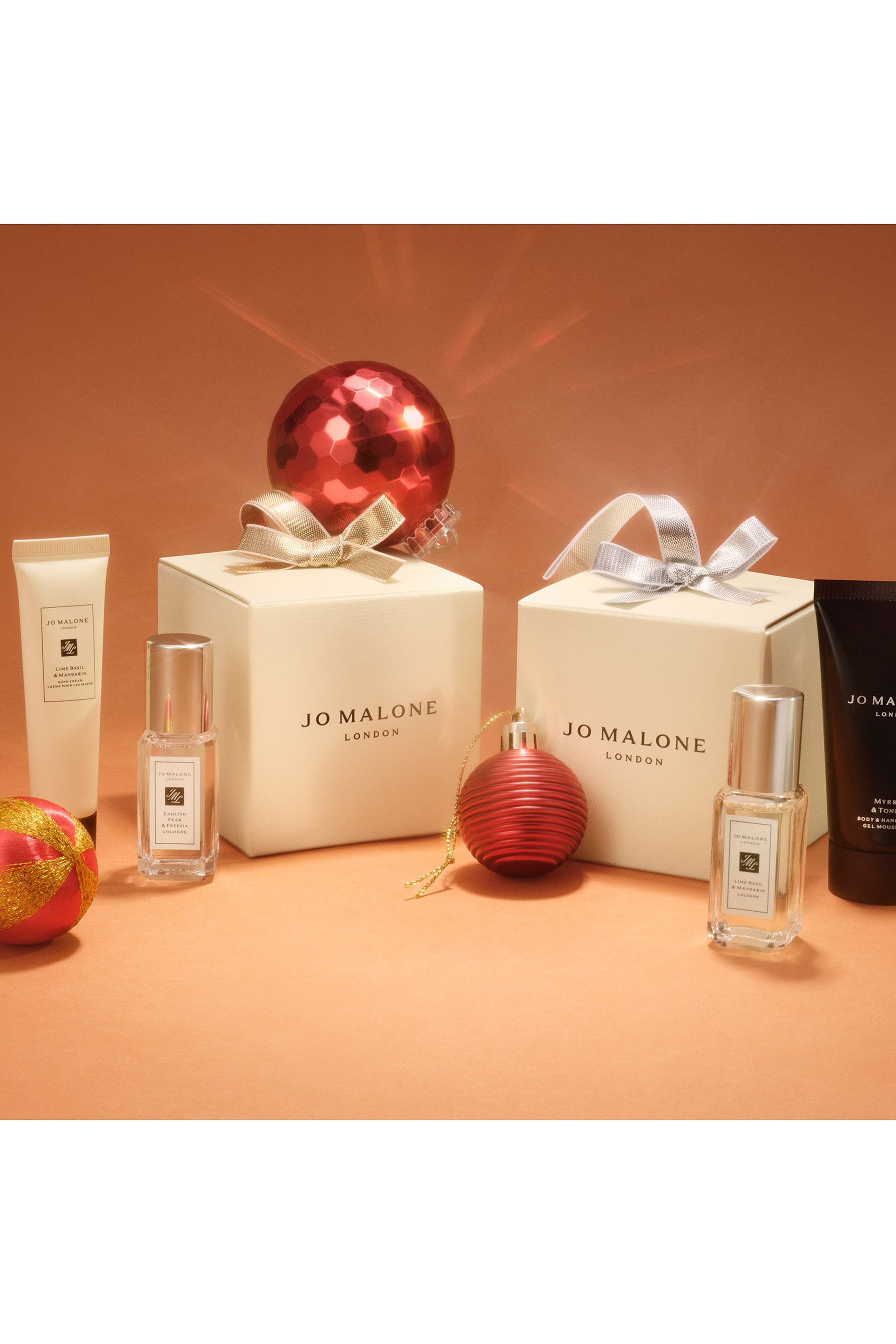 مجموعة هدايا بتصميم زينة فضية