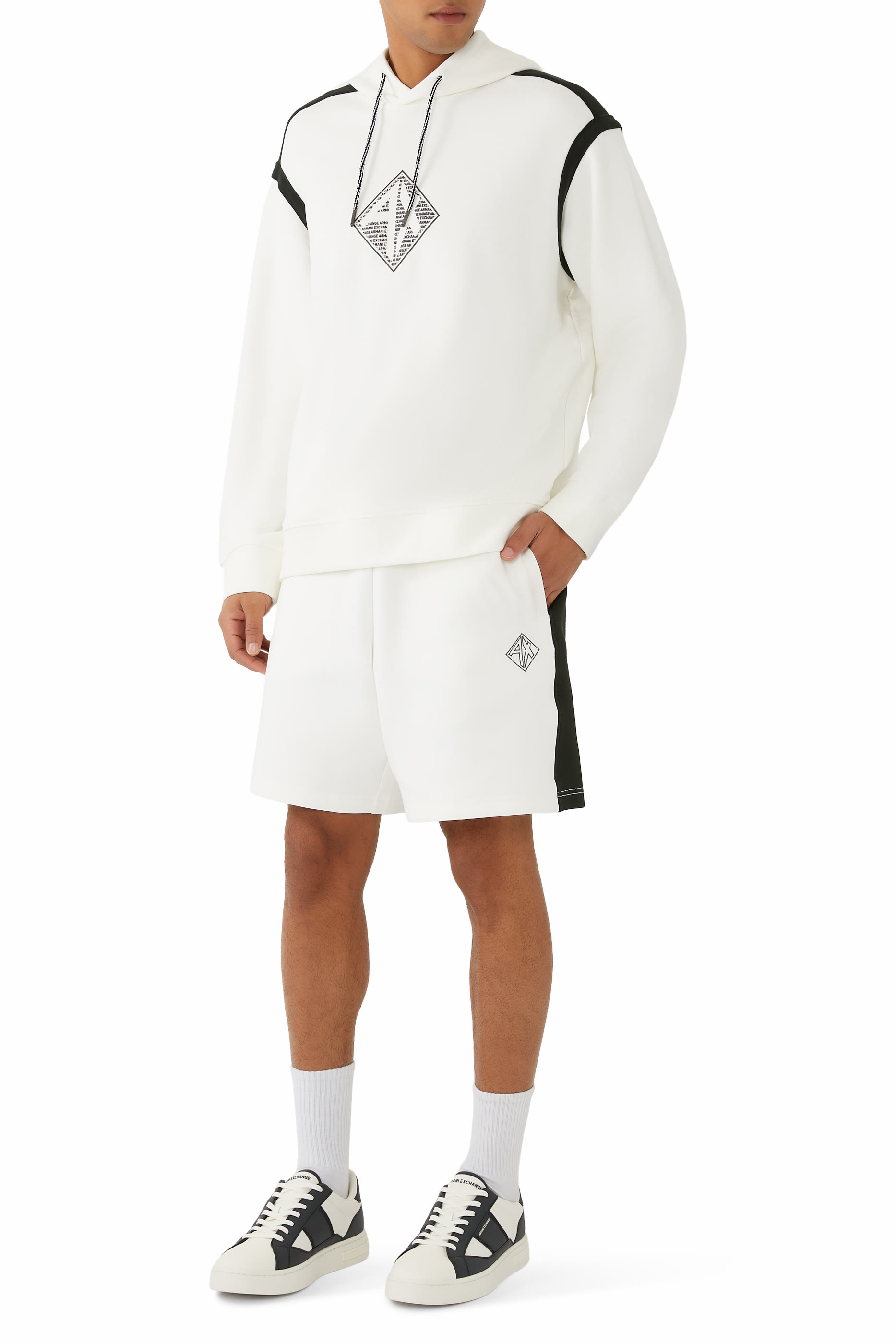 شورت بشعار الماركة