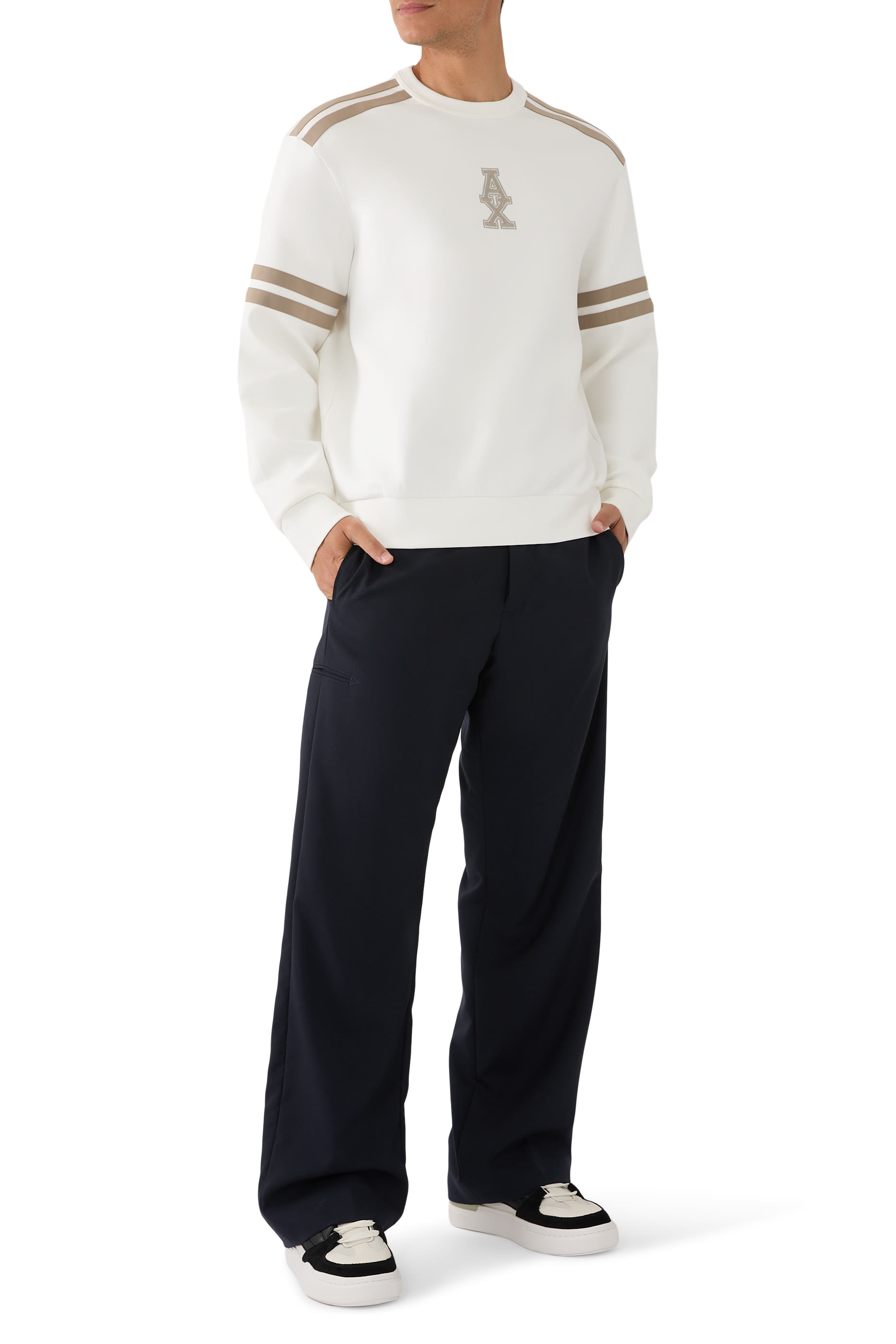 سويت شيرت بخطوط وشعار الماركة بياقة ضيقة