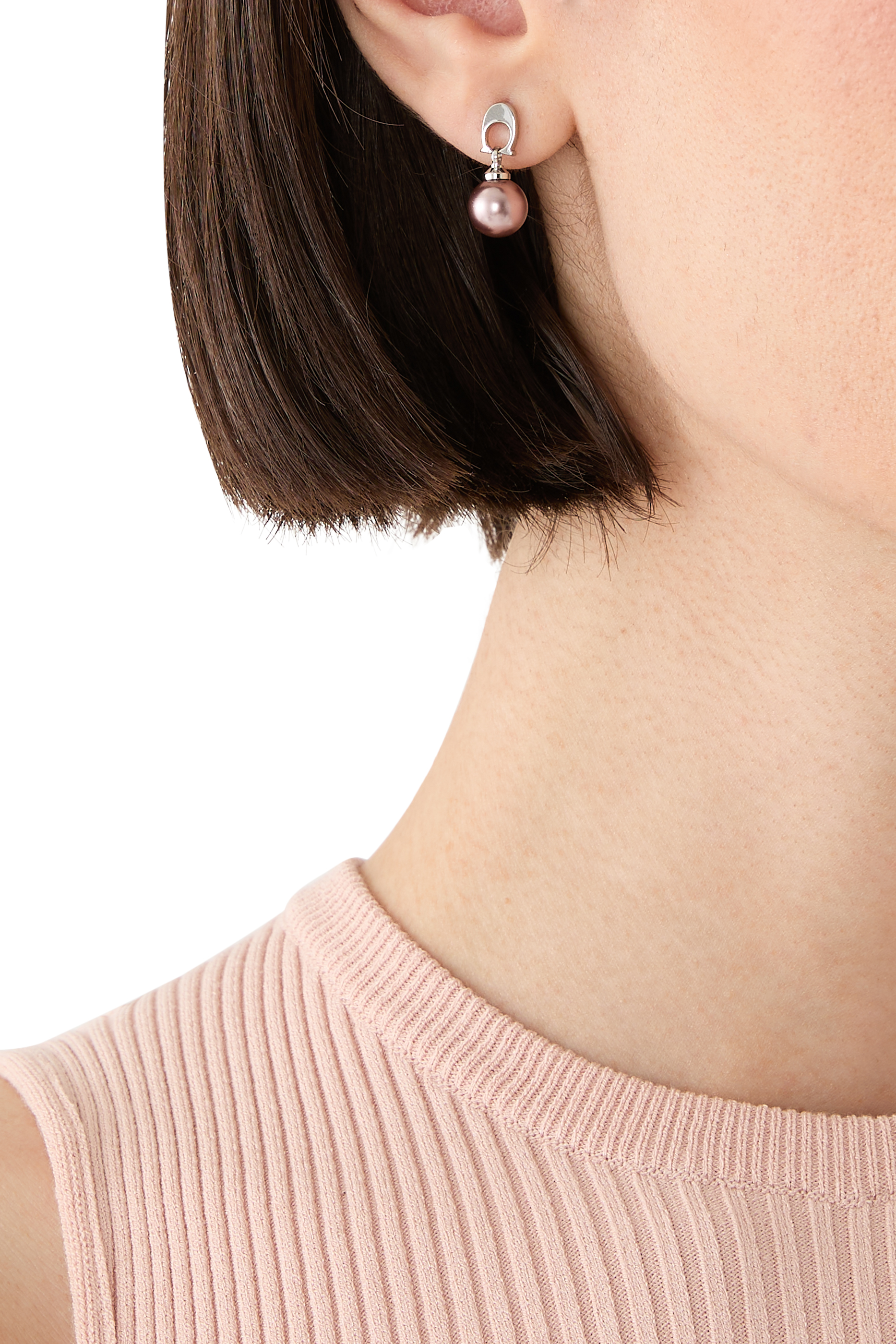 أقراط متدلية بشعار الماركة مرصعة بلؤلؤ