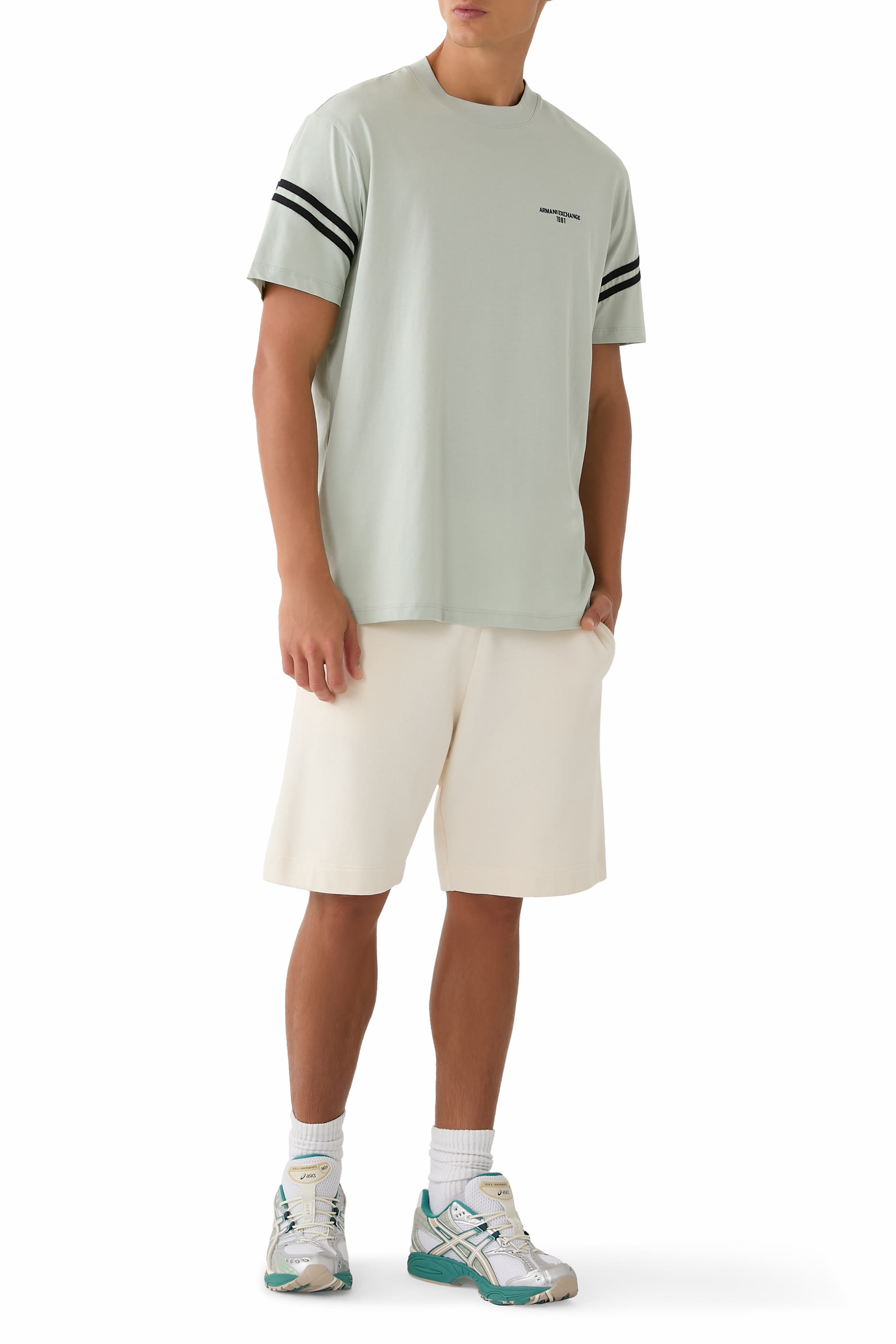 تيشيرت بأكمام قصيرة وشعار الماركة