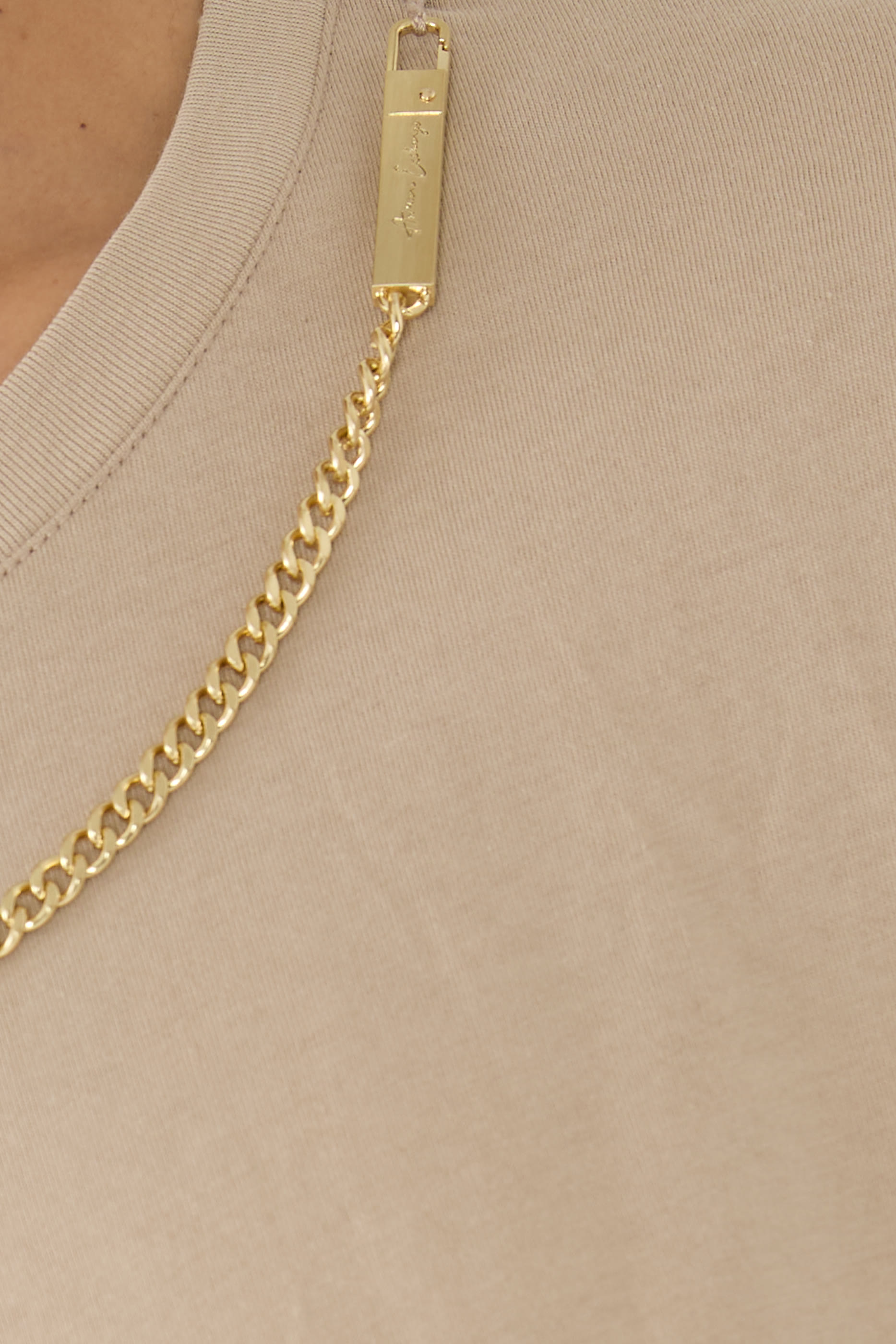 تيشيرت بياقة مزينة بسلسلة من تشكيلة الملابس شبه الرسمية