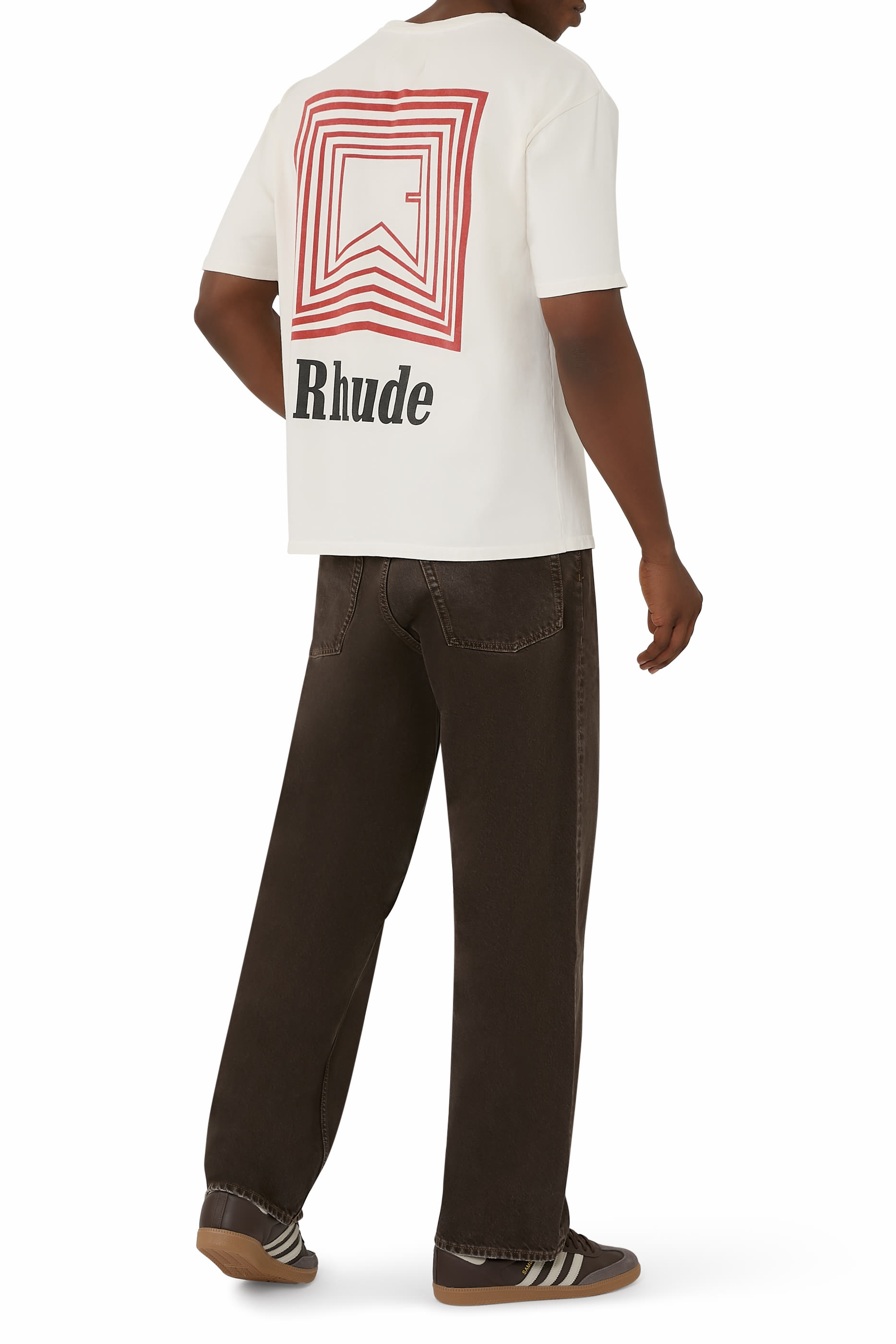 تيشيرت بنقشة مكررة بشعار الماركة وخطوط متعرجة