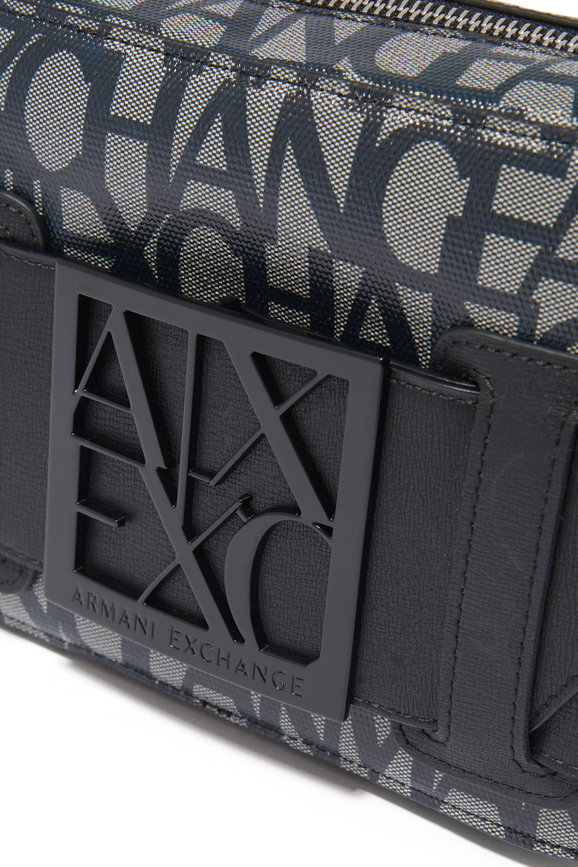 حقيبة كاميرا سوزي مزينة بشعار الماركة بالكامل