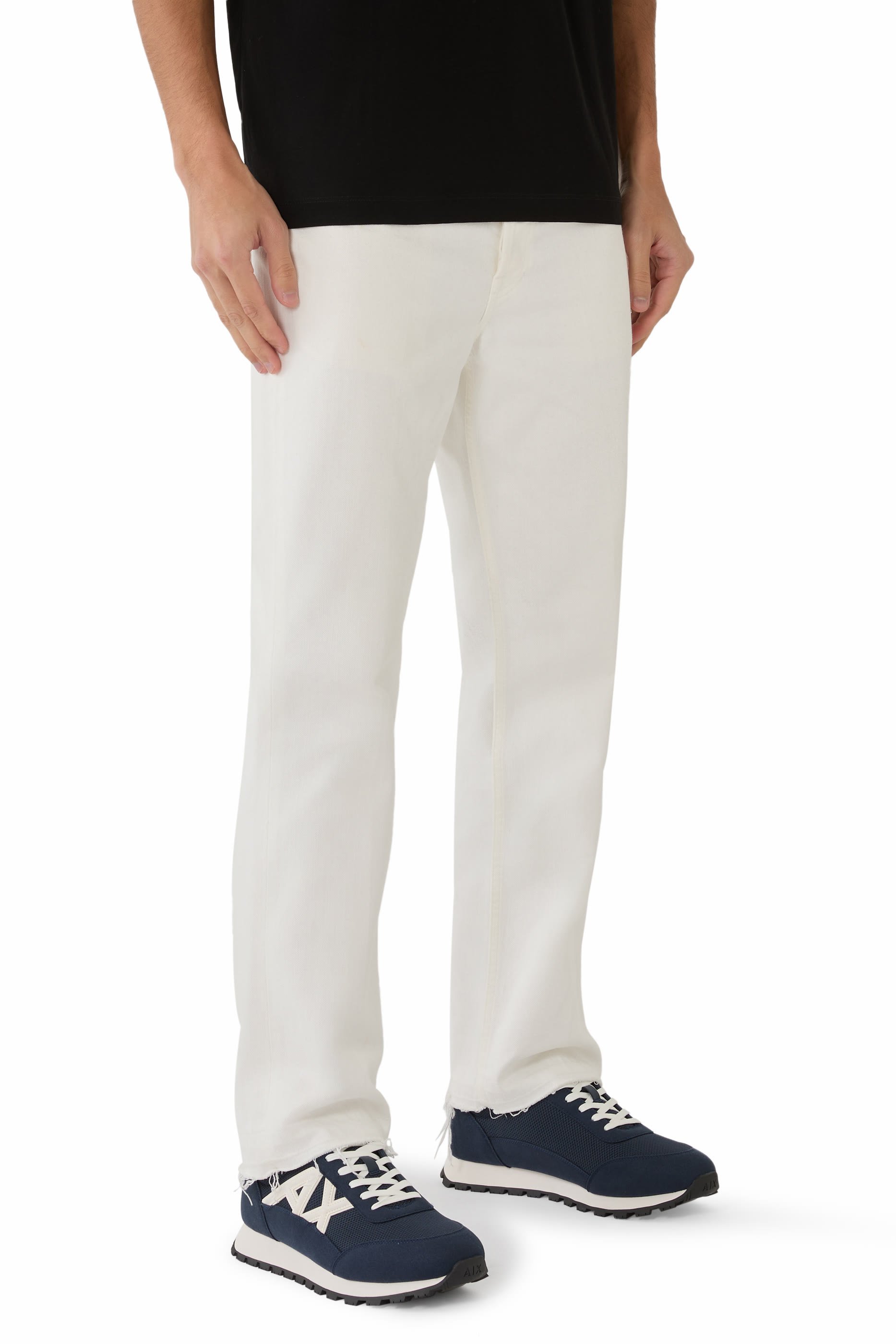 سنيكرز بكاحل منخفض ونقشة شعار الماركة على الجانب