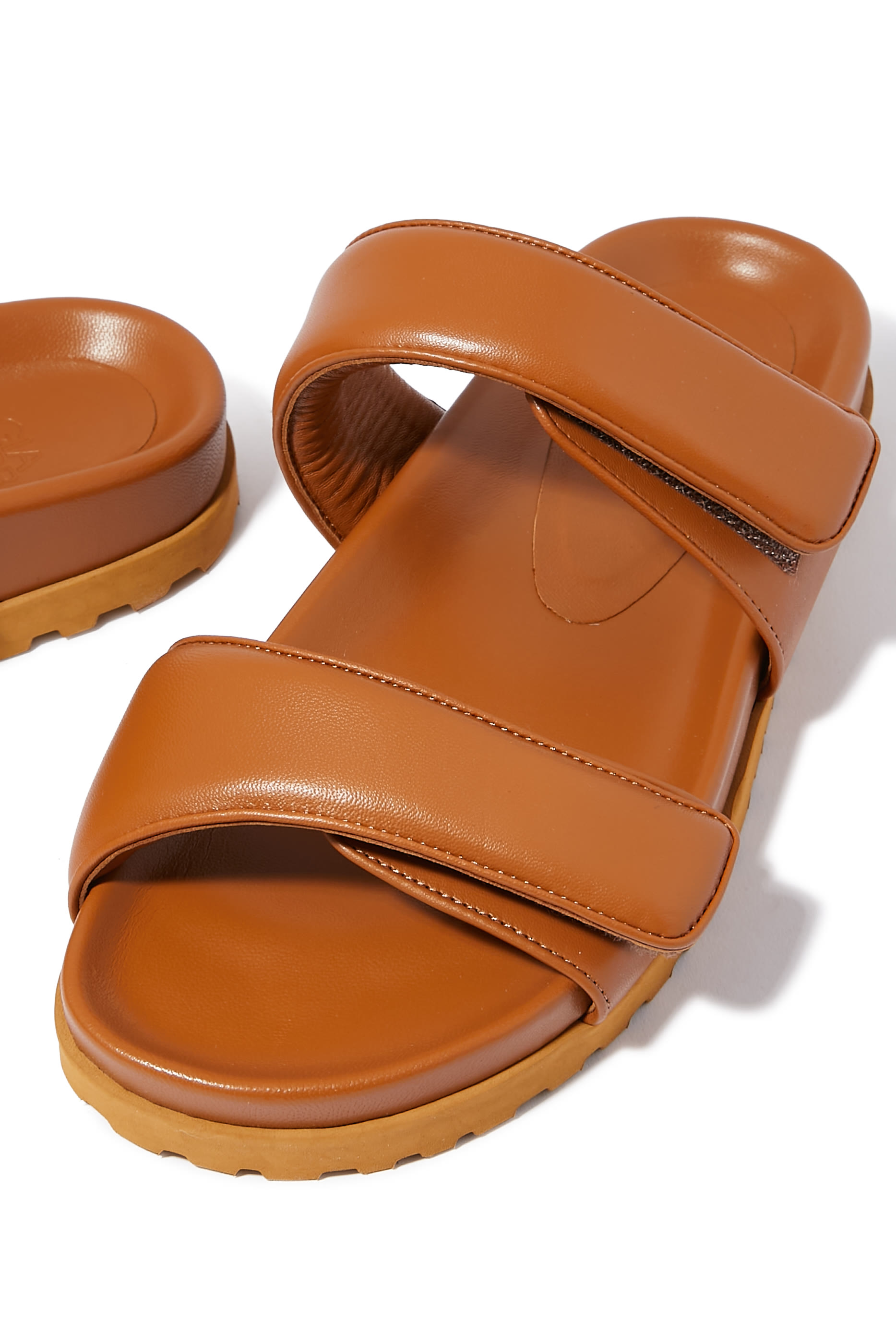 صندل مبطن بنعل مسطح جلد