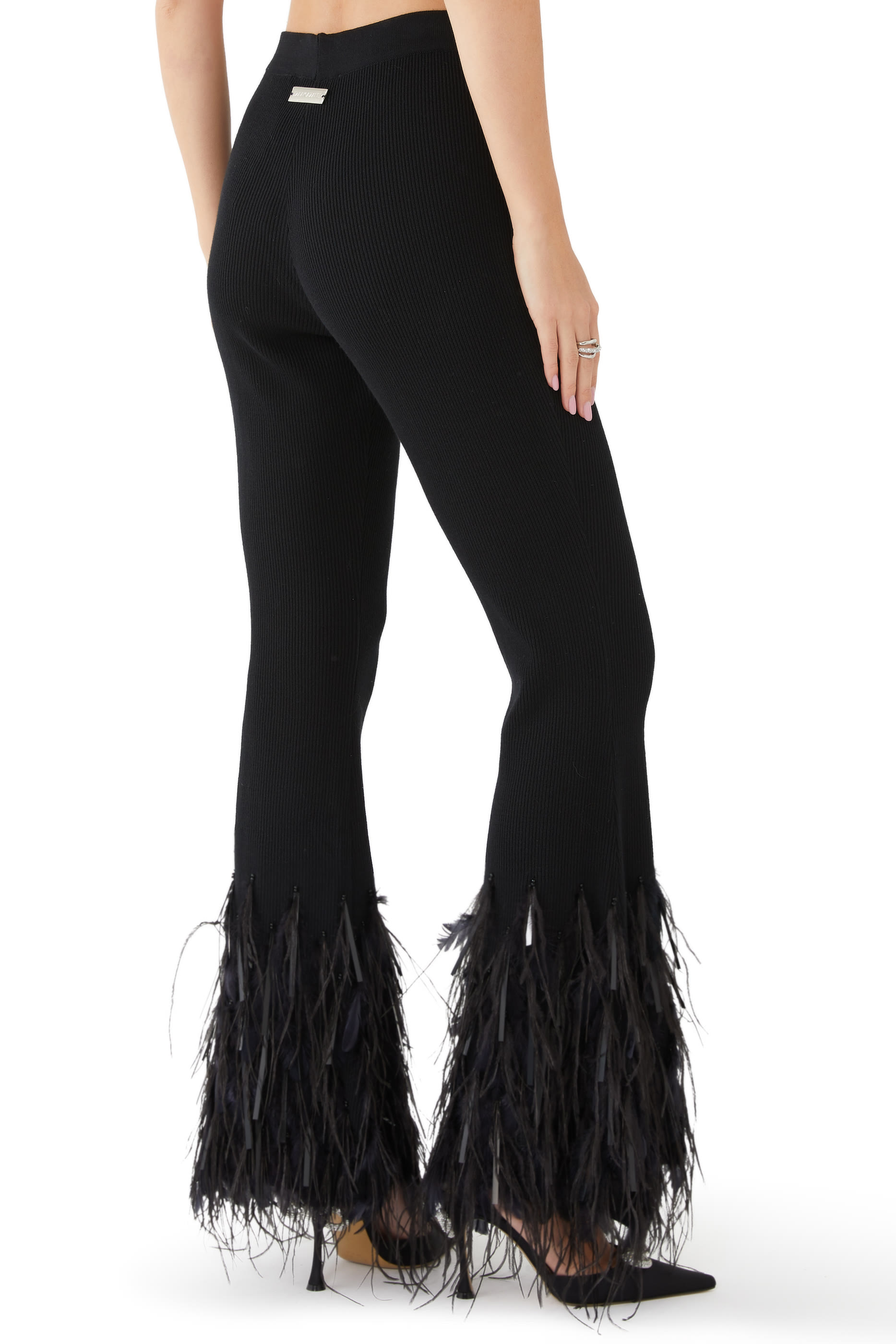 بنطال بحواف واسعة مزينة بريش نعام