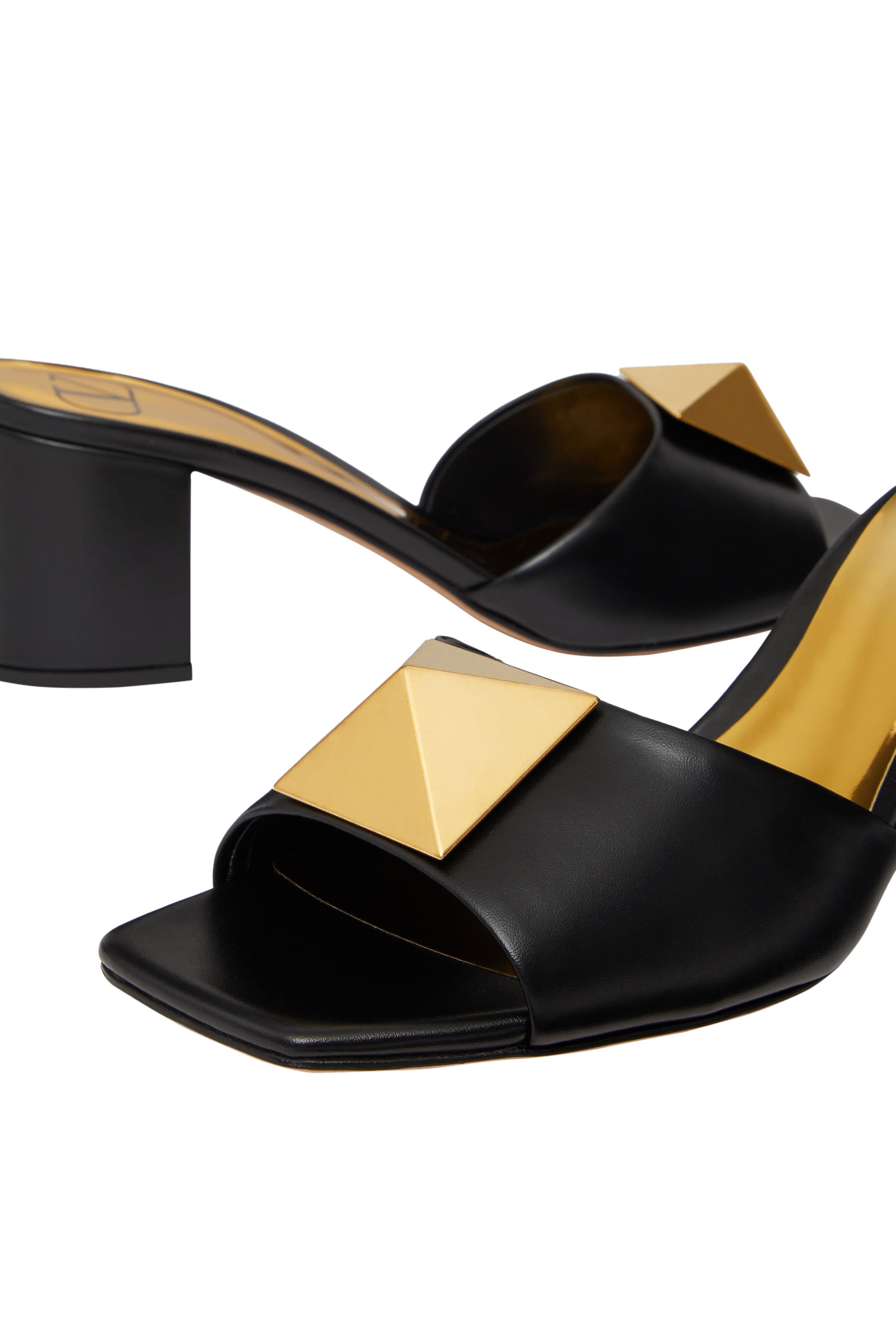 صندل بكعب عريض مرصع بحلية هرمية