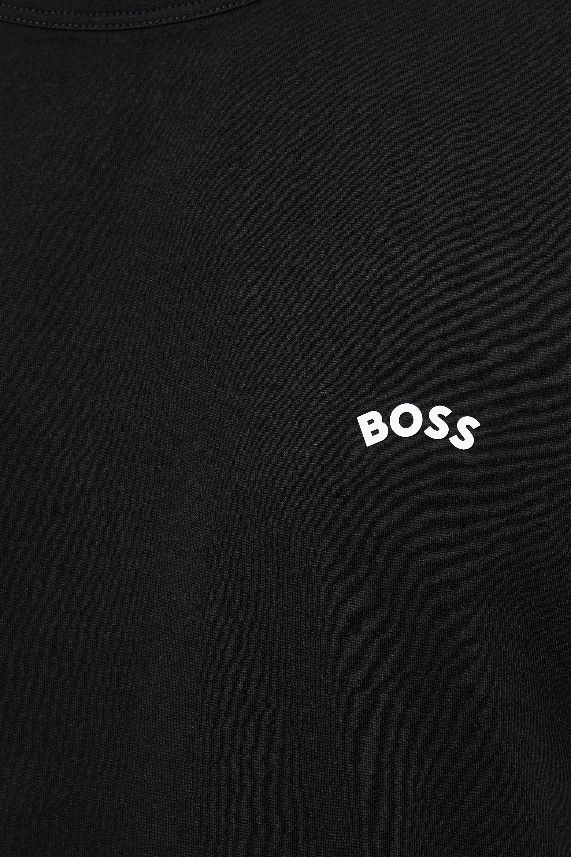 تيشيرت بشعار الماركة بتصميم مقوس