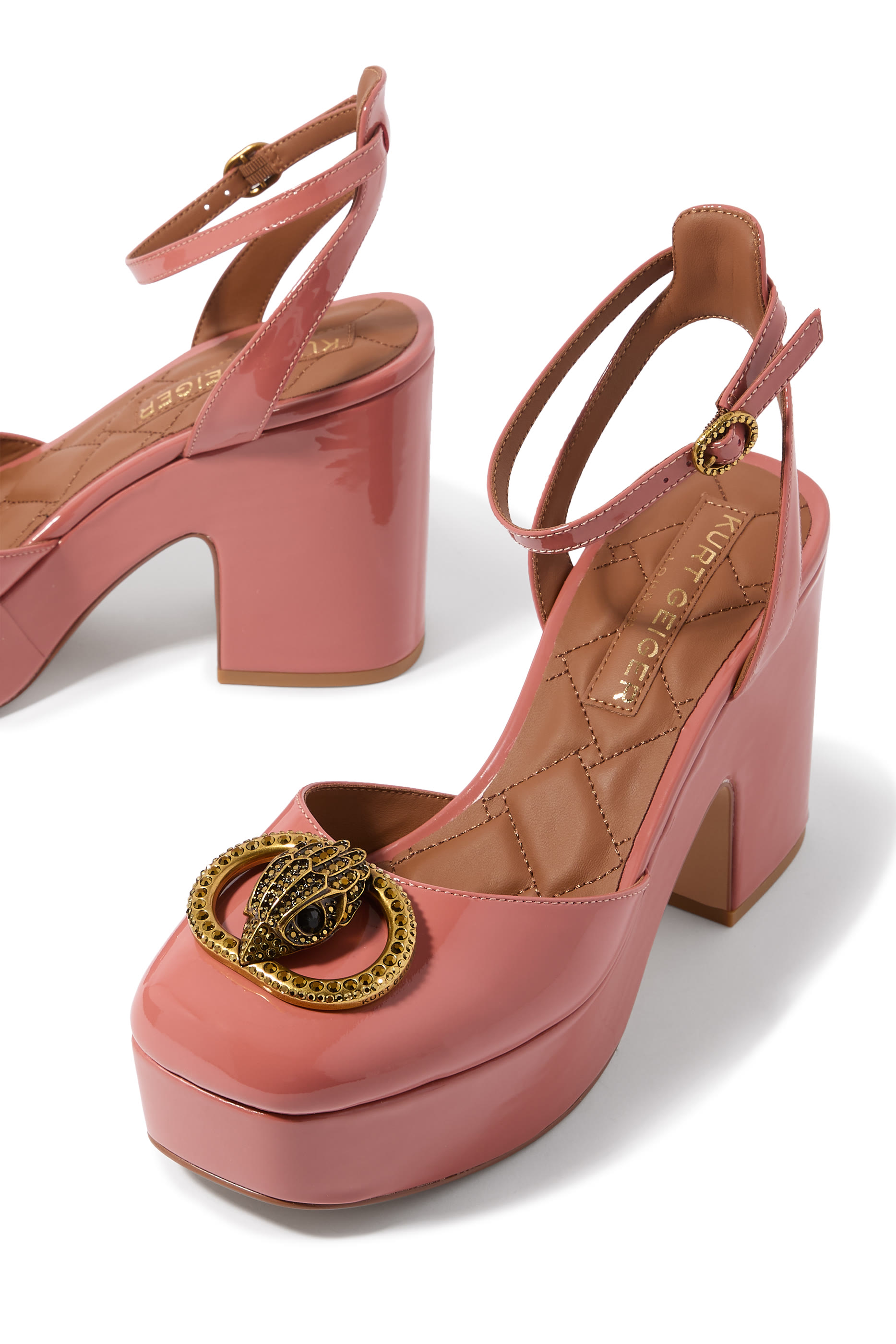 صندل تشيلسي بمقدمة مغلوقة ونعل سميك