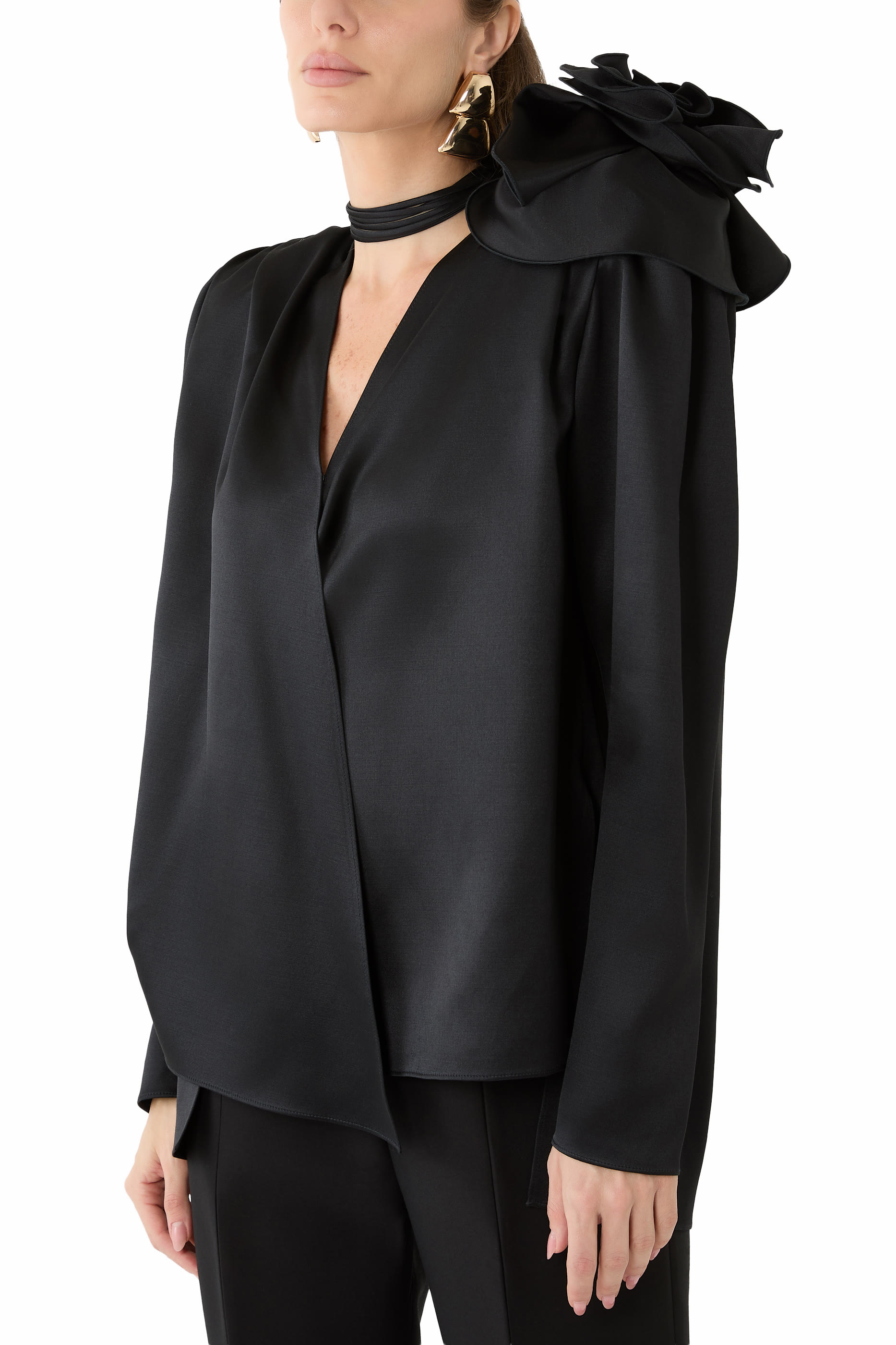 بلوزة كلاسيك بزهرة مزينة بكشكش