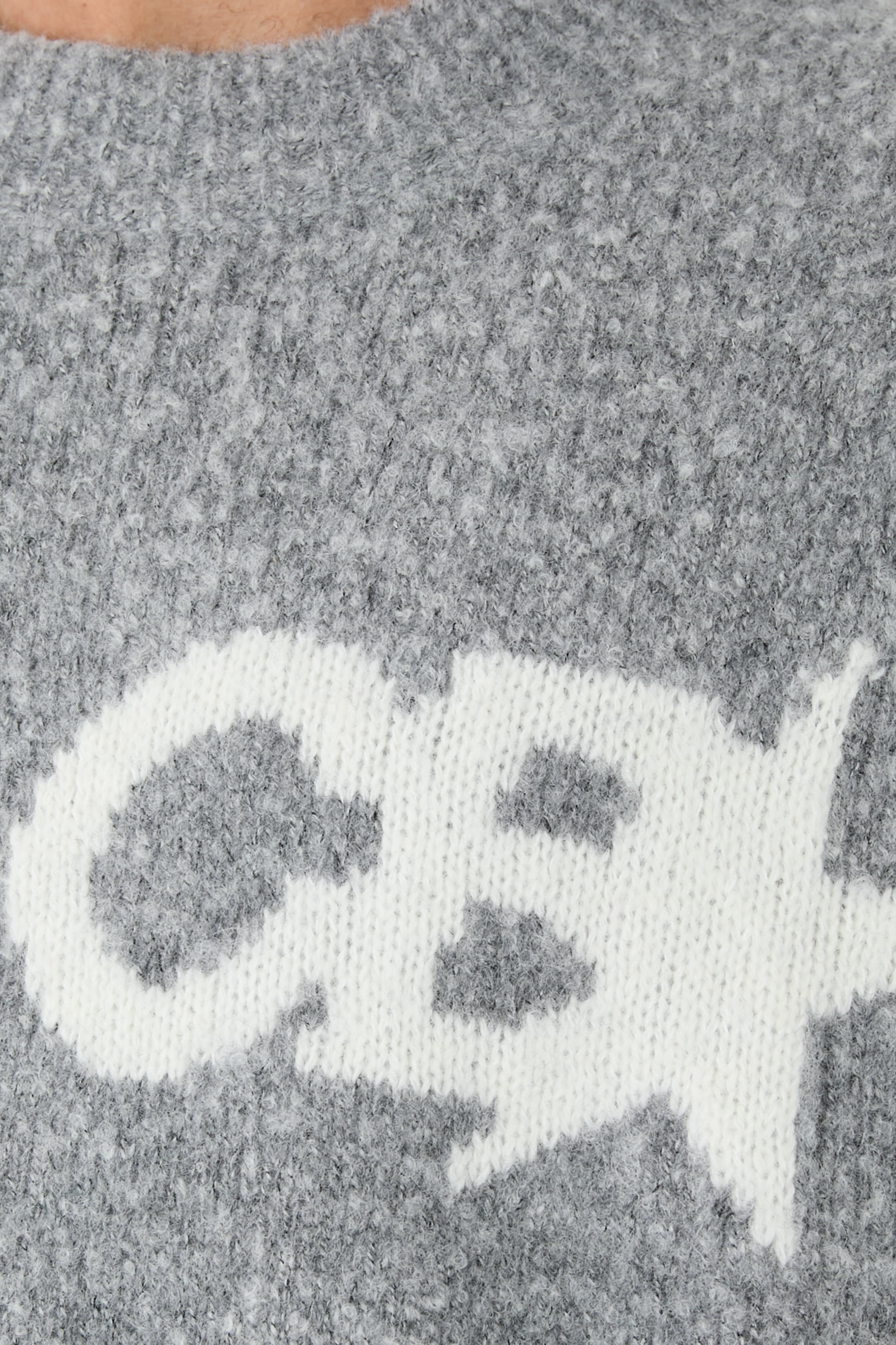 سترة منسوجة بشعار الماركة