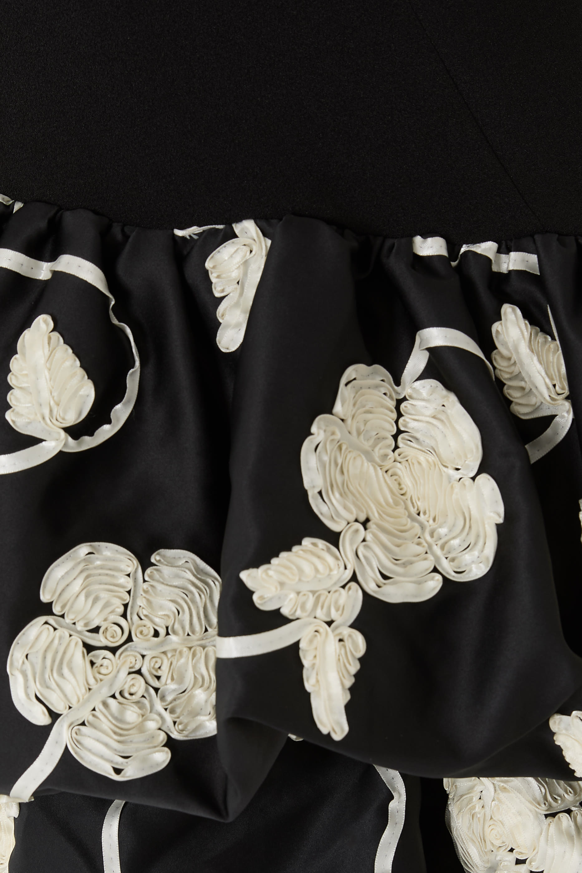 فستان بحافة منفوخة مزينة بزهور بارزة الملمس