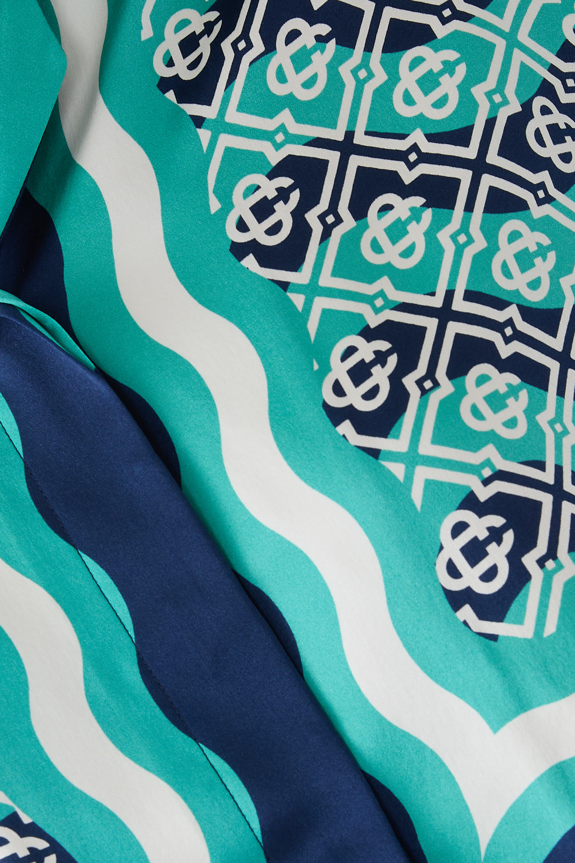 قميص بتصميم متموج بقصة قصيرة وحروف شعار الماركة