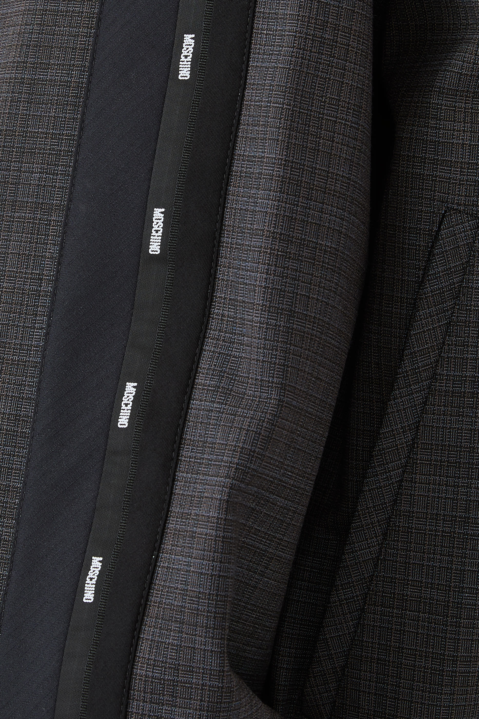 جاكيت بومبر بشعار الماركة