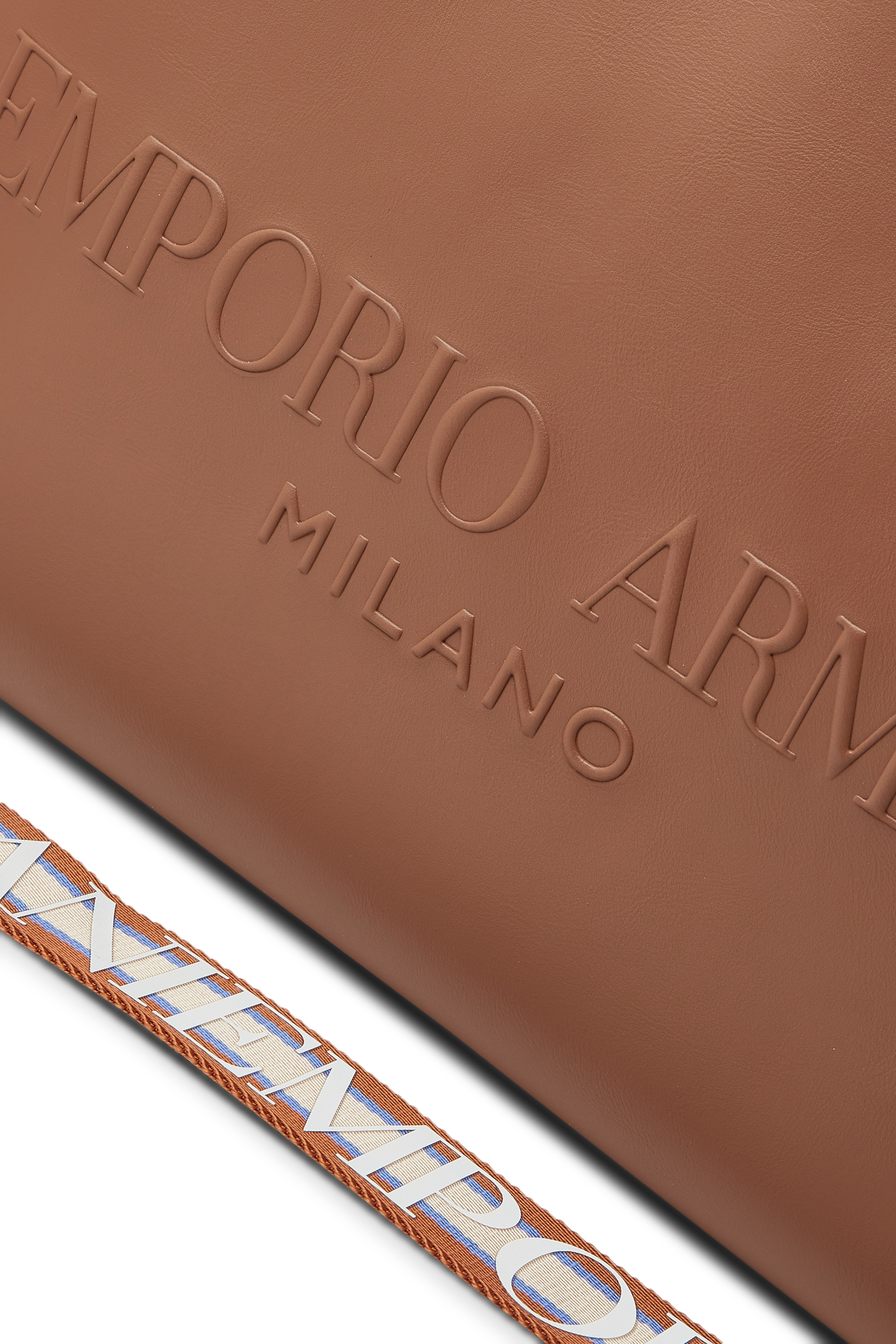 حقيبة يد كبيرة بشعار الماركة