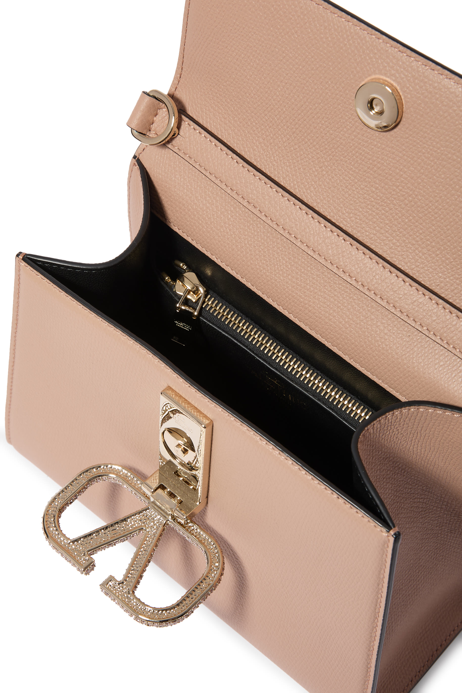 حقيبة يد صغيرة بشعار الماركة المرصع بأحجار براقة