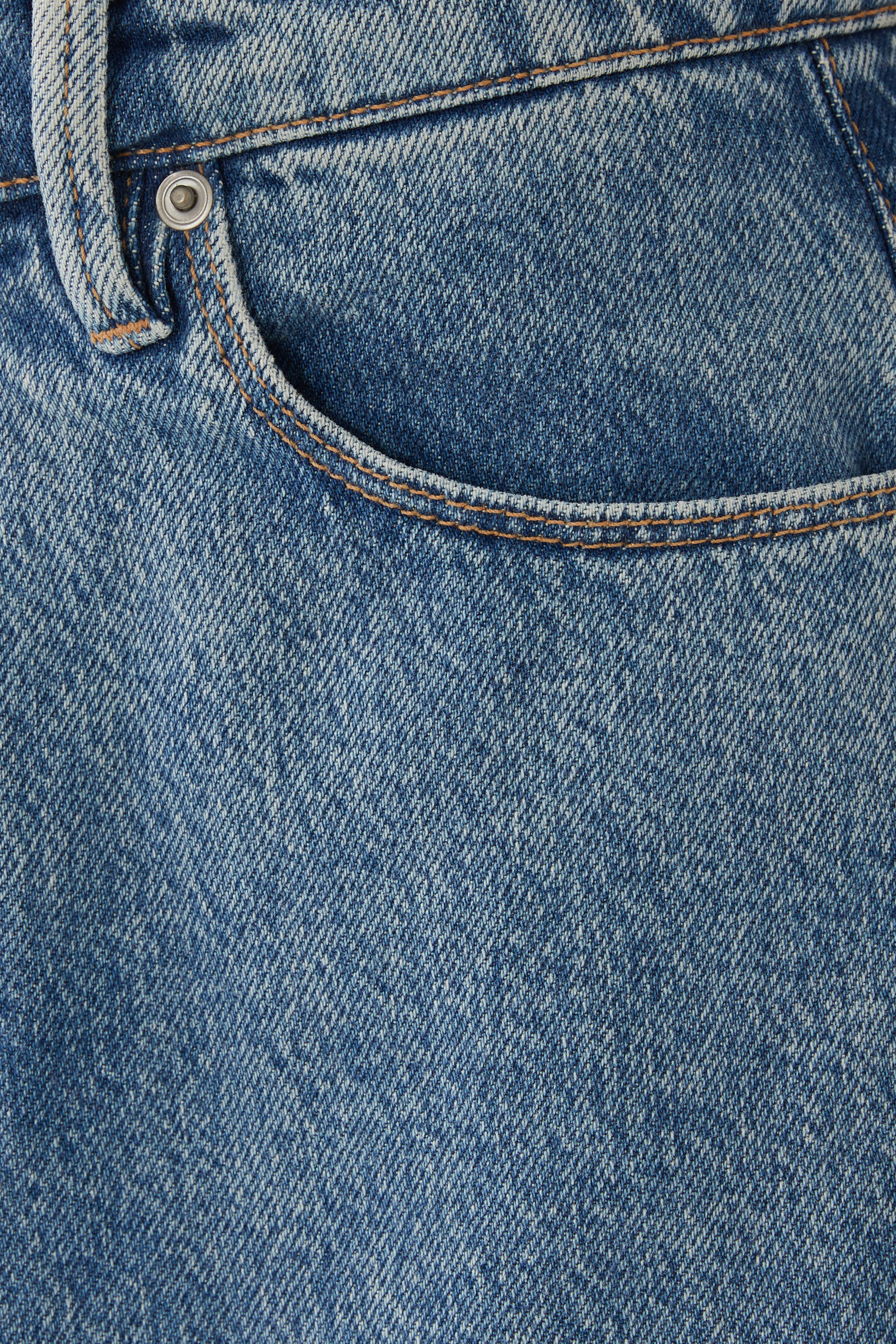 بنطال جينز بقصة ساق واسعة بتصميم مقسم بأجزاء