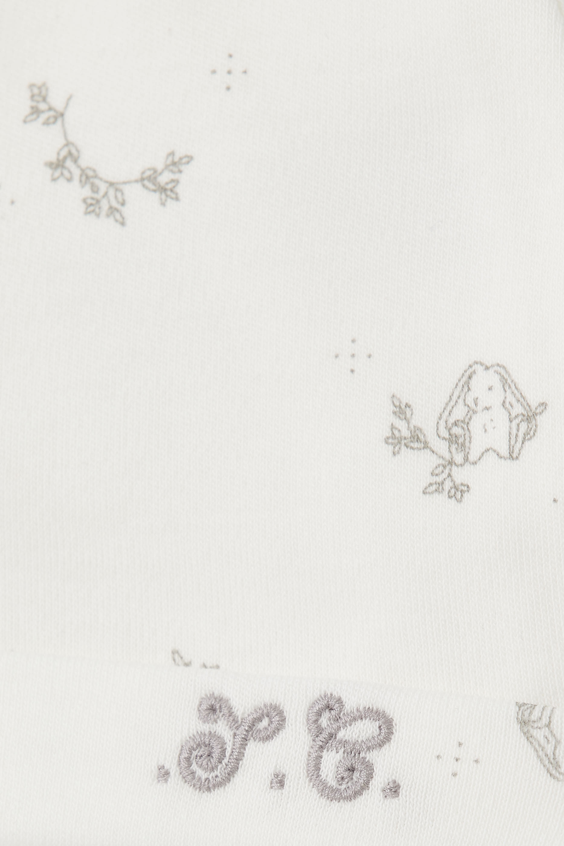 قبعة بيني بطبعة أوراق وأرانب