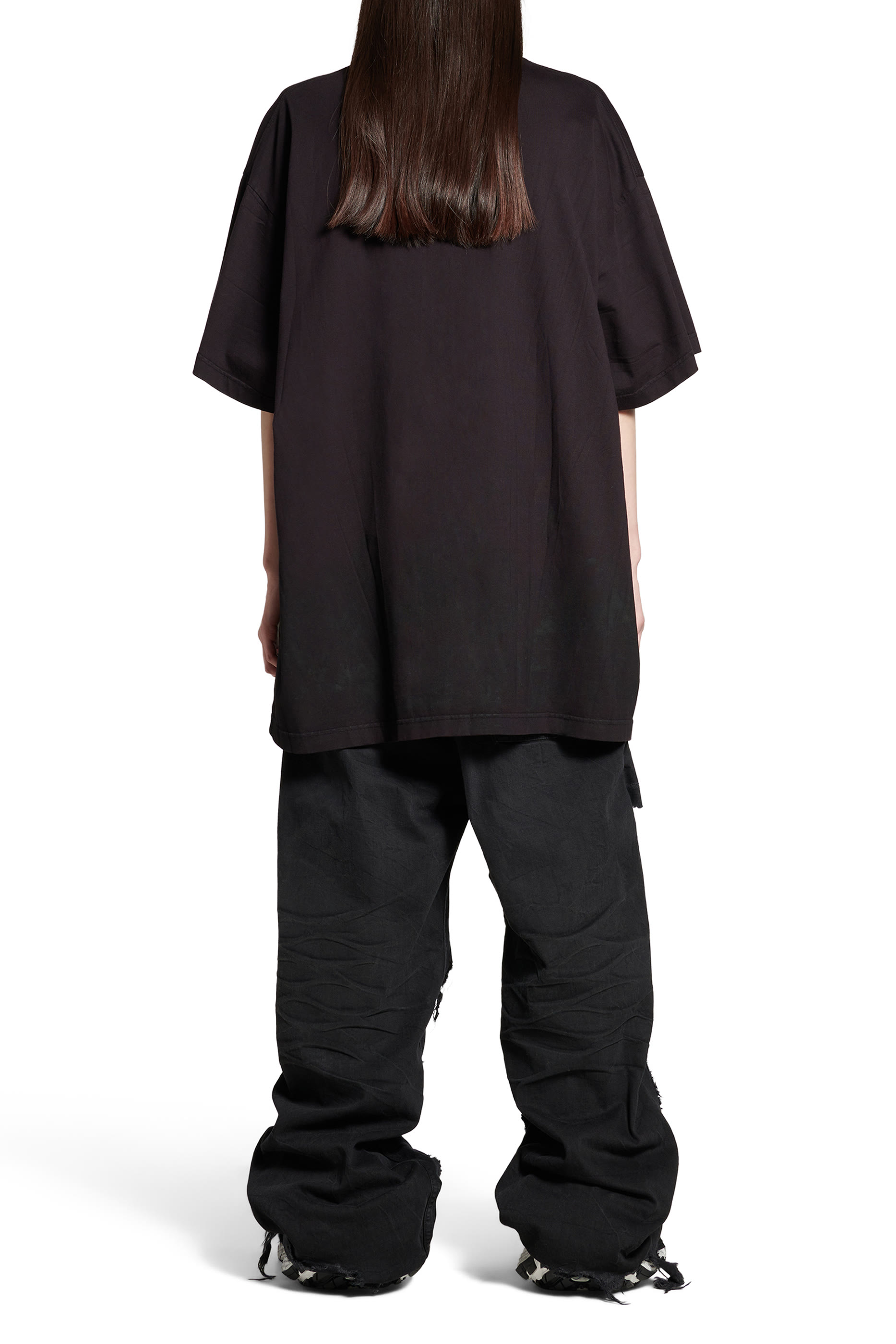 تيشيرت ستينسل بطبعات لامعة وشعار الماركة