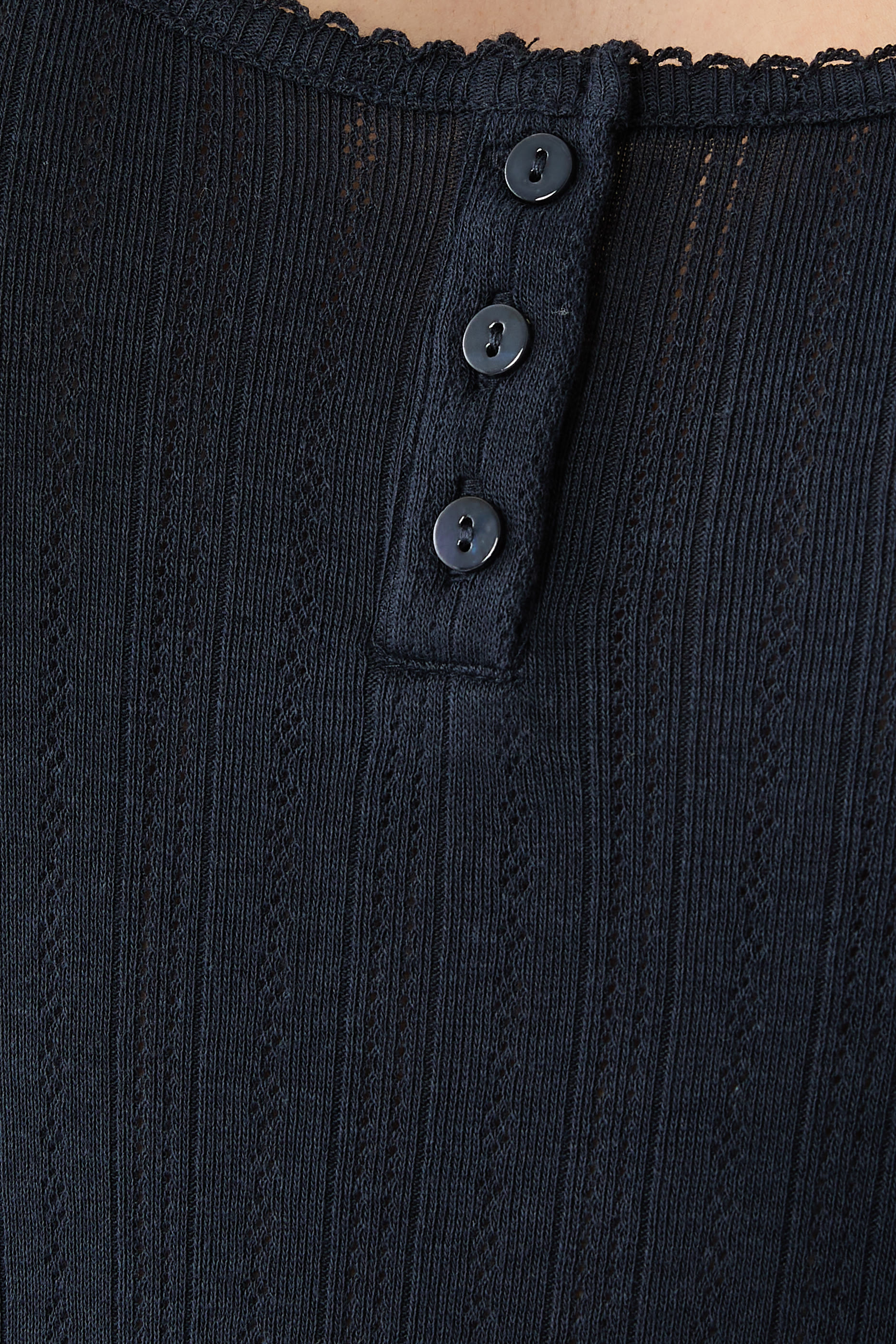 طقم بيجامة بوانتيل بياقة بحواف صدفية