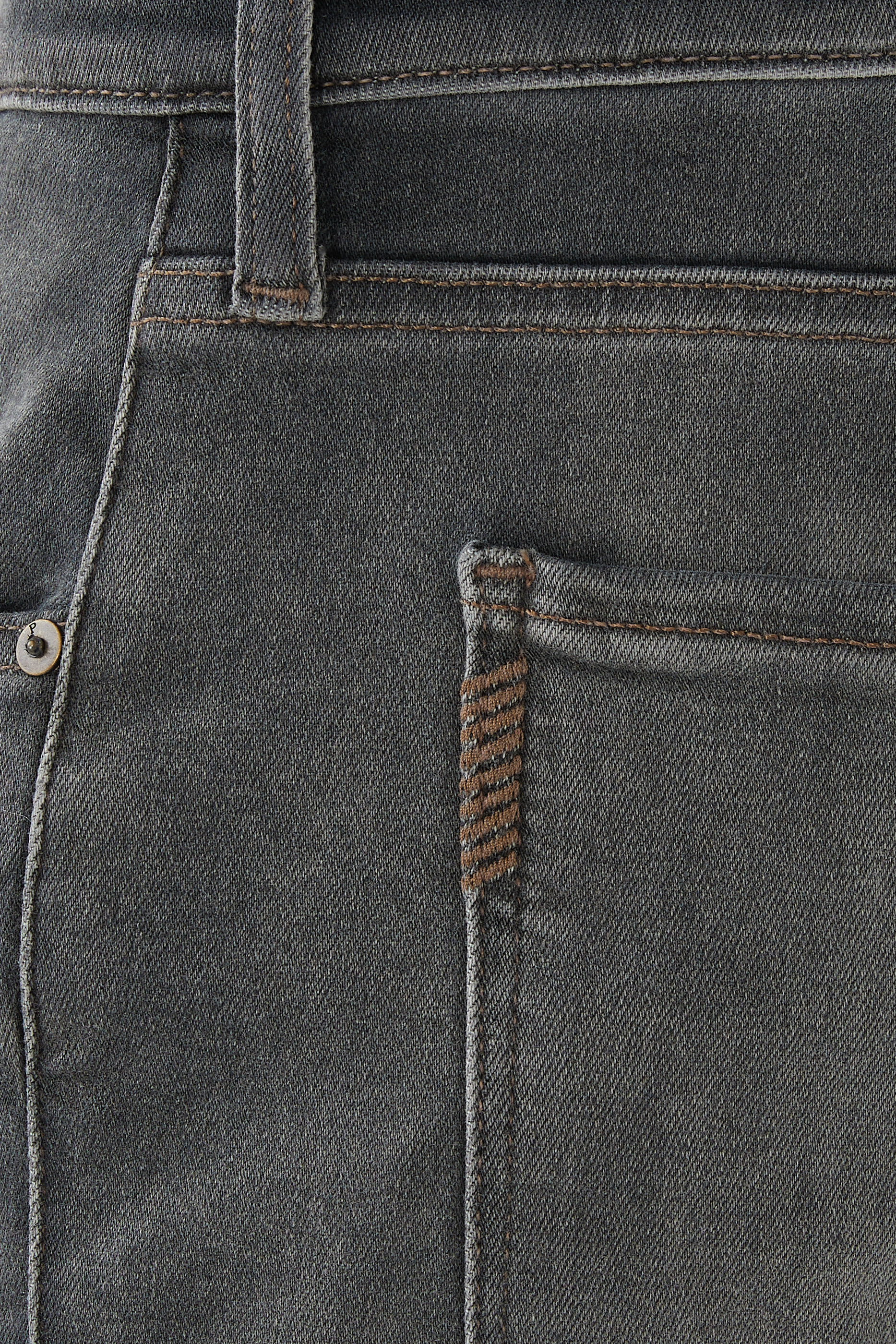 بنطال جينز بقصة ضيقة