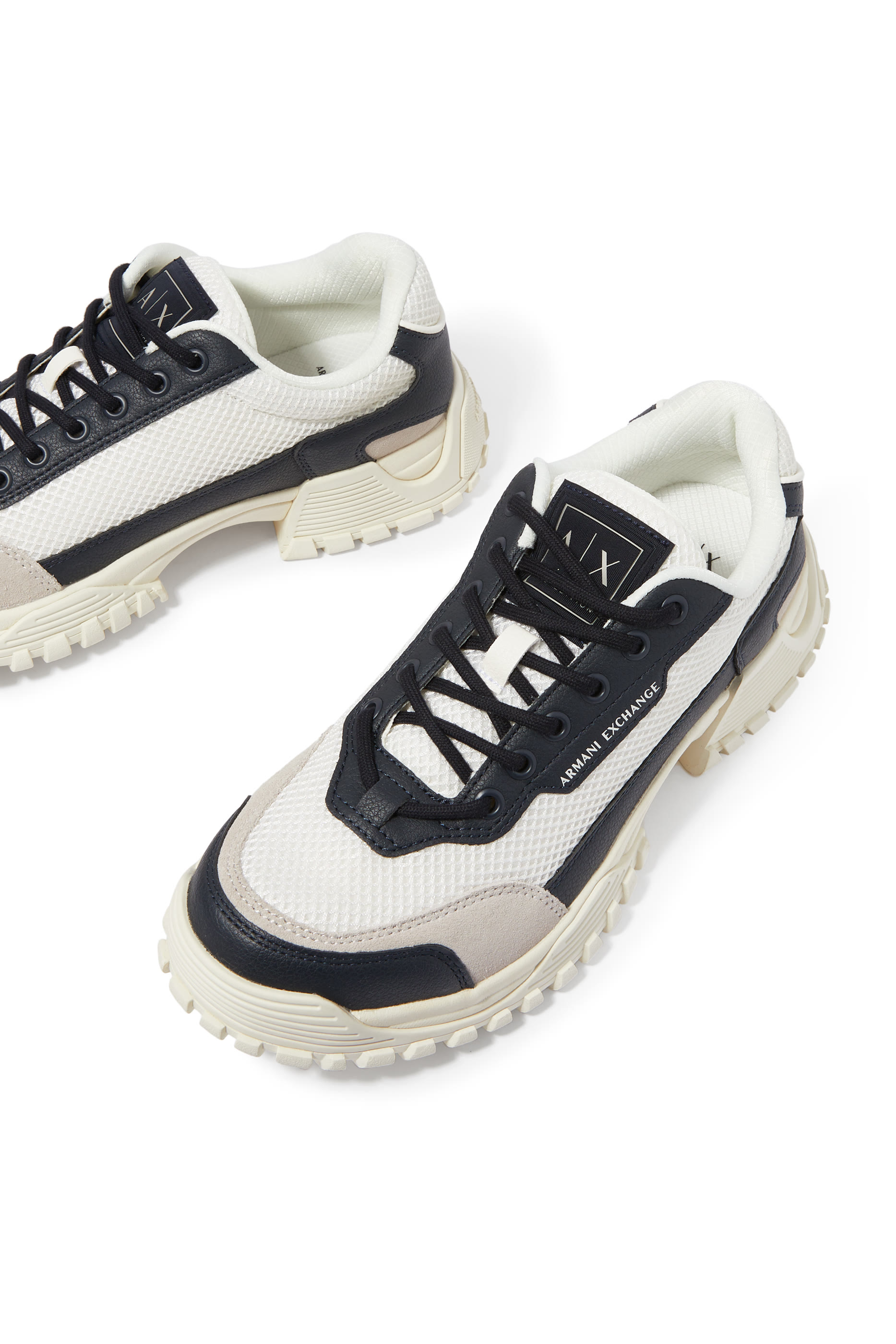 سنيكرز كاجوال بأربطة وحياكة شبكية