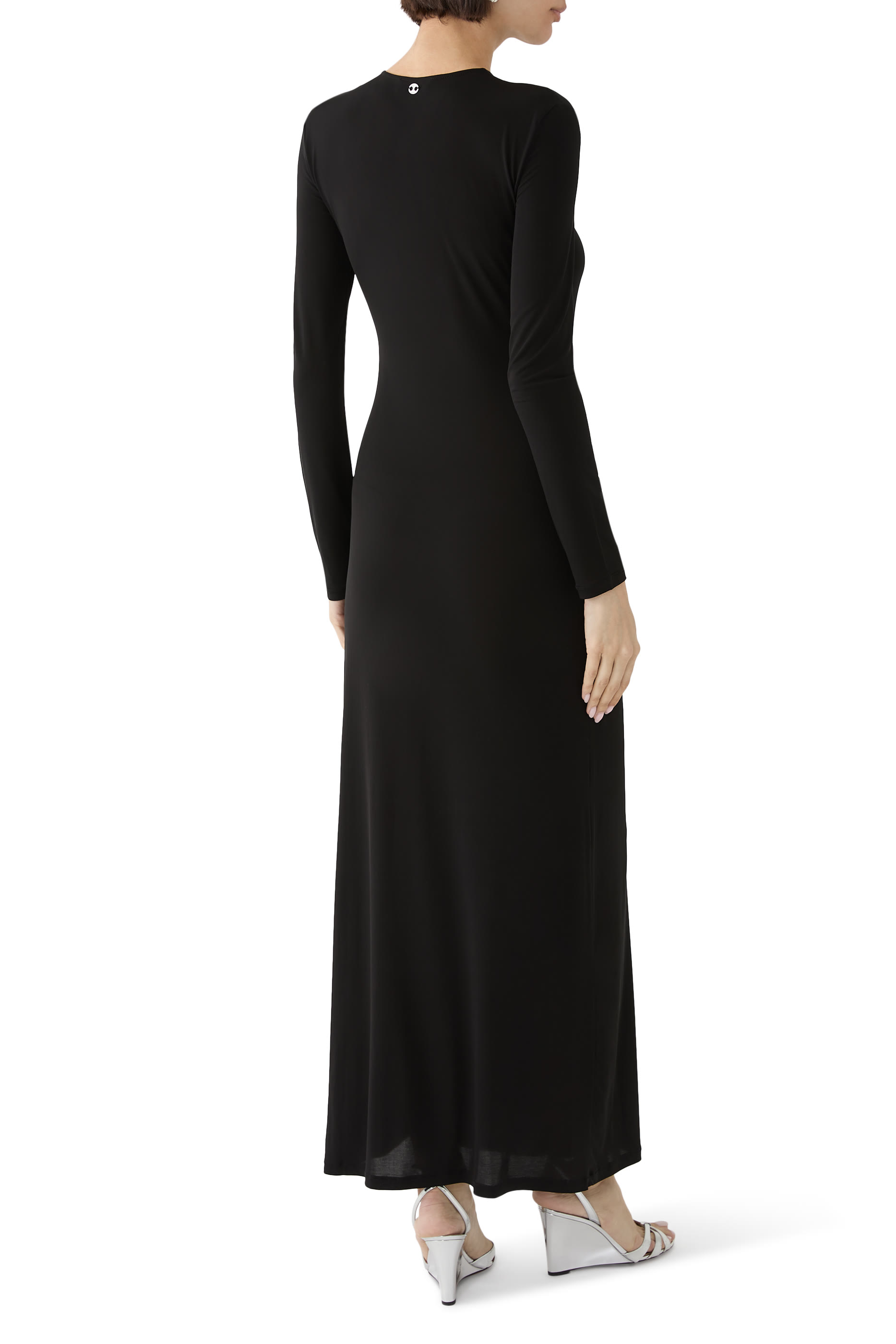 فستان طويل بحلقات فضية