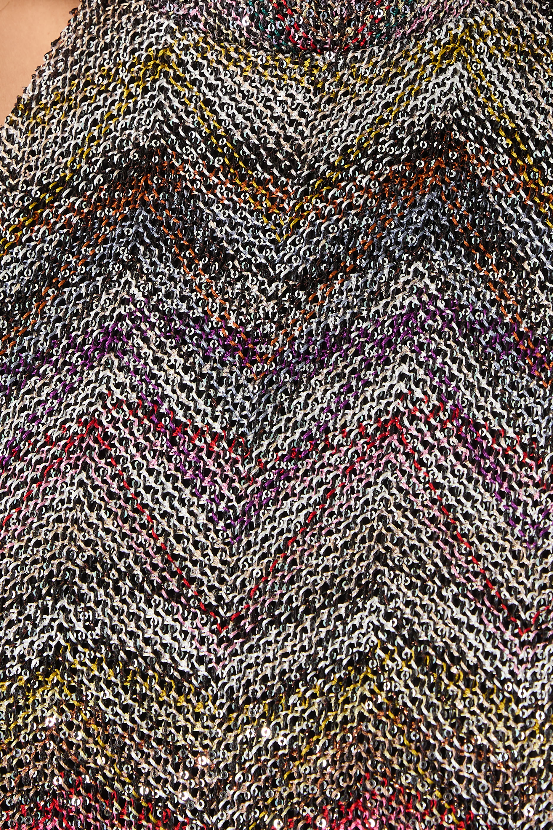 فستان طويل برباط حول العنق ونقشة خطوط متعرجة وترتر