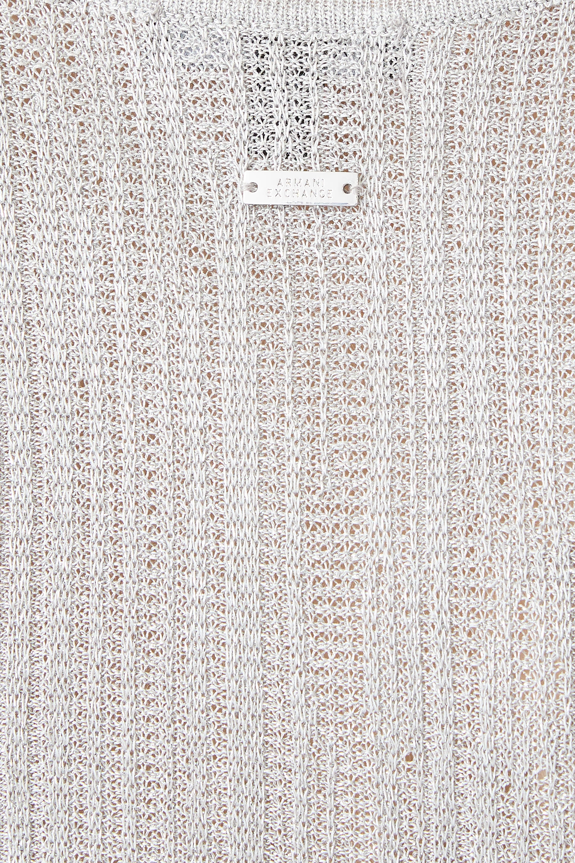 بلوزة بقصة قصيرة وبلا أكمام