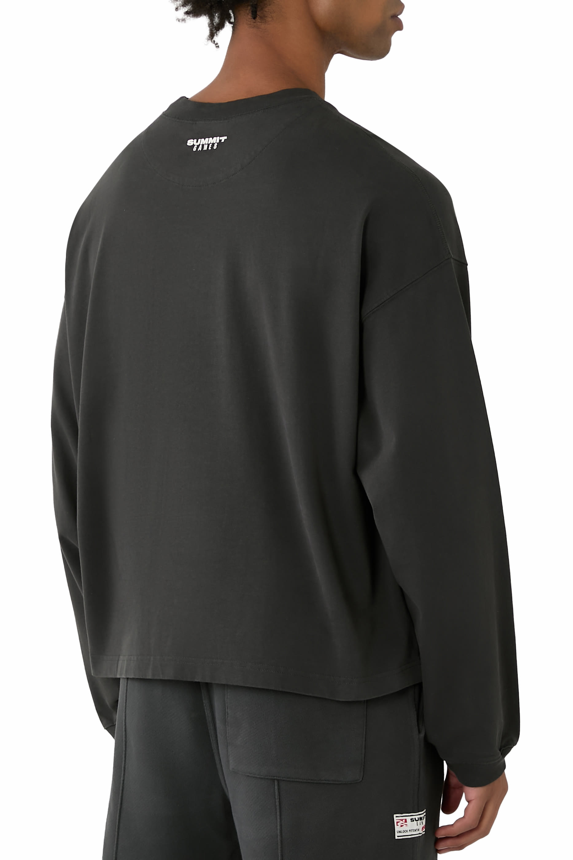 تيشيرت قصير بأكمام طويلة مزين بملصق شعار الماركة