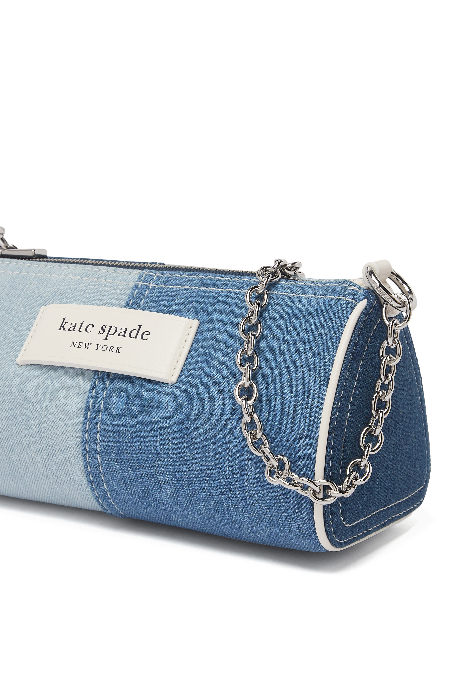 حقيبة صغيرة بشعار الماركة