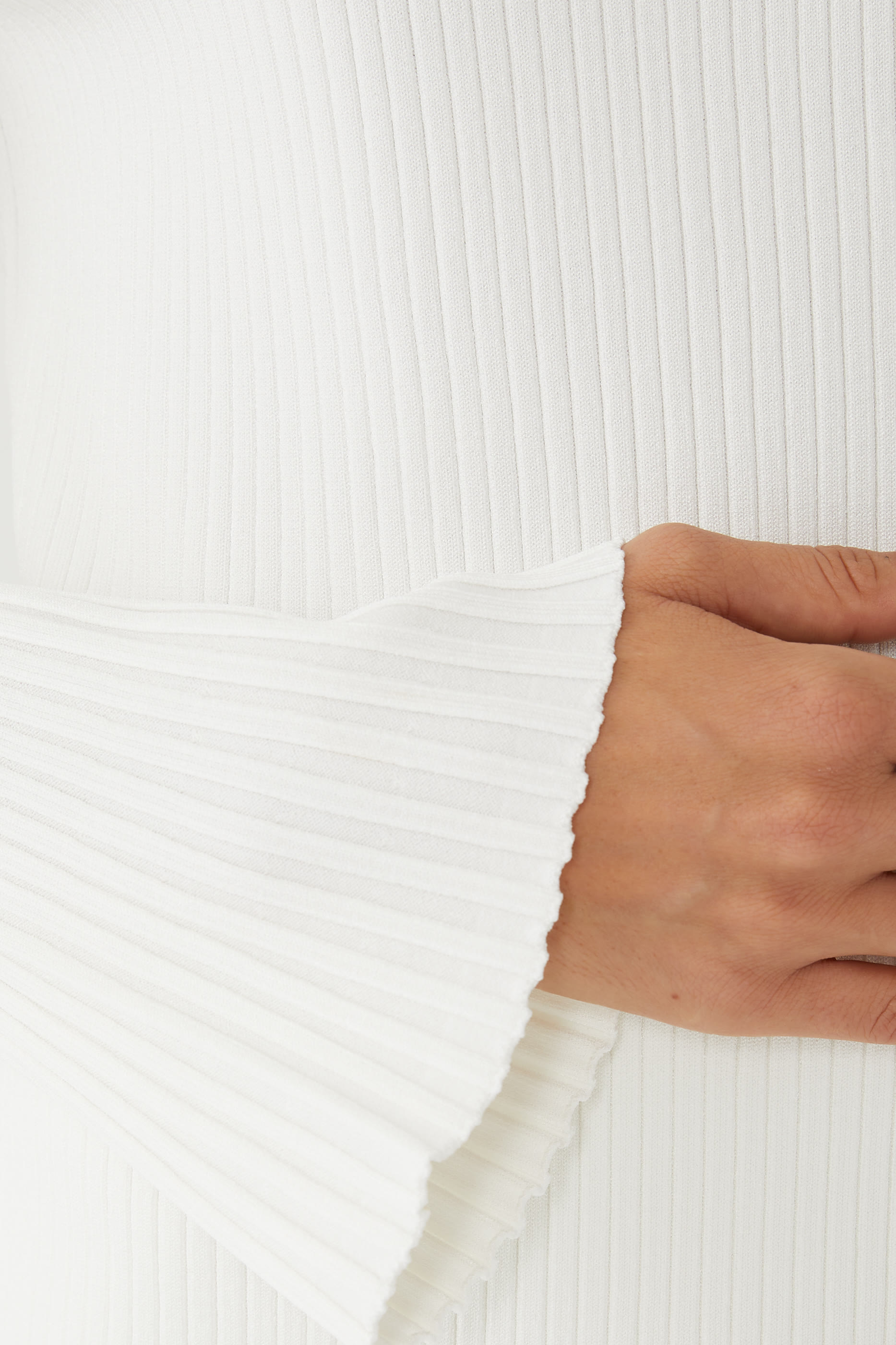 بلوزة بأكمام طويلة وياقة ضيقة