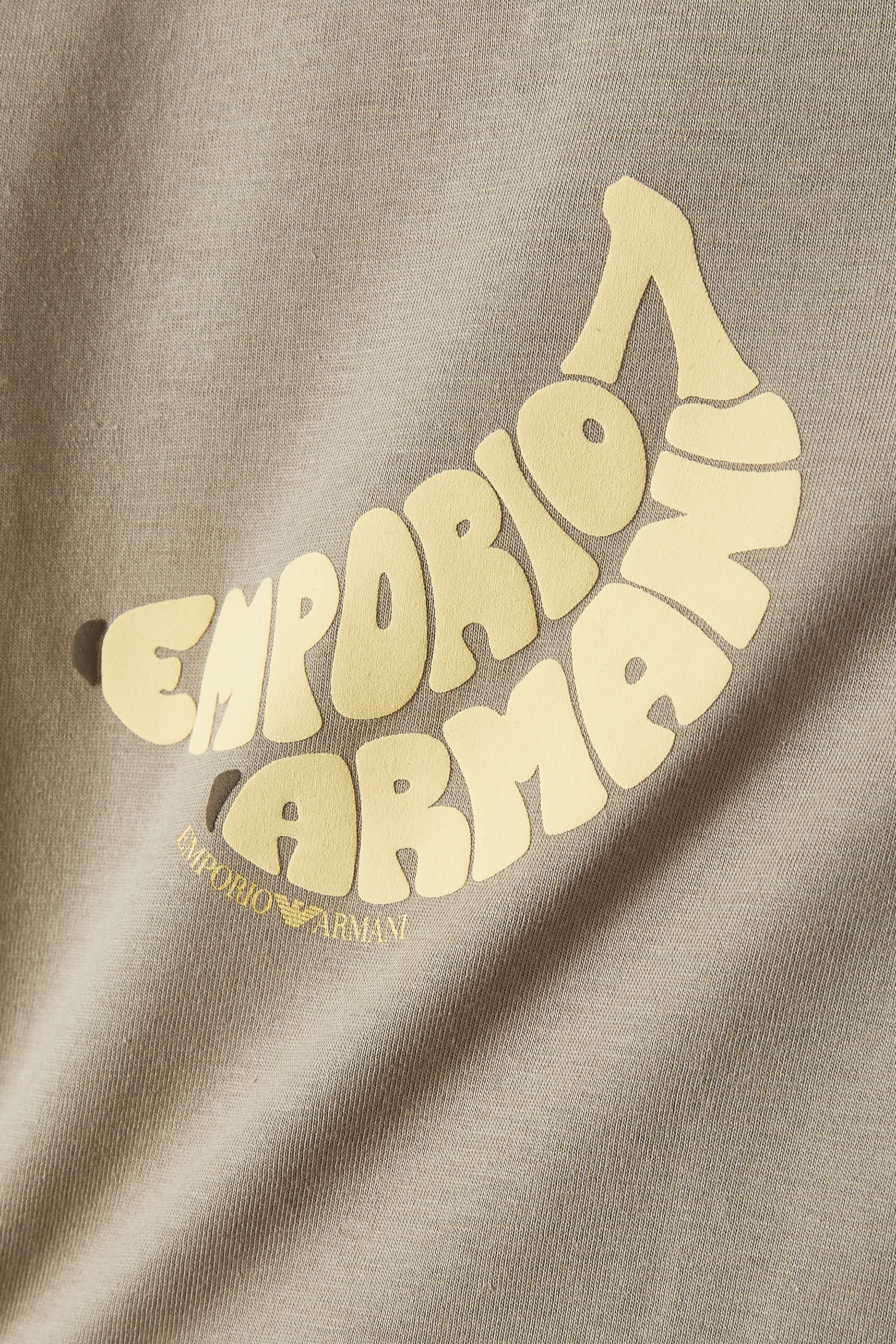 تيشيرت بشعار الماركة للأطفال