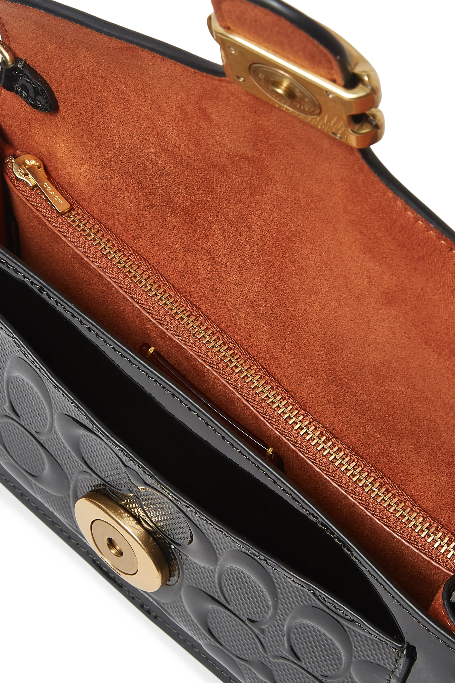 كلاتش تابي جلد لامع بنقشة شعار الماركة