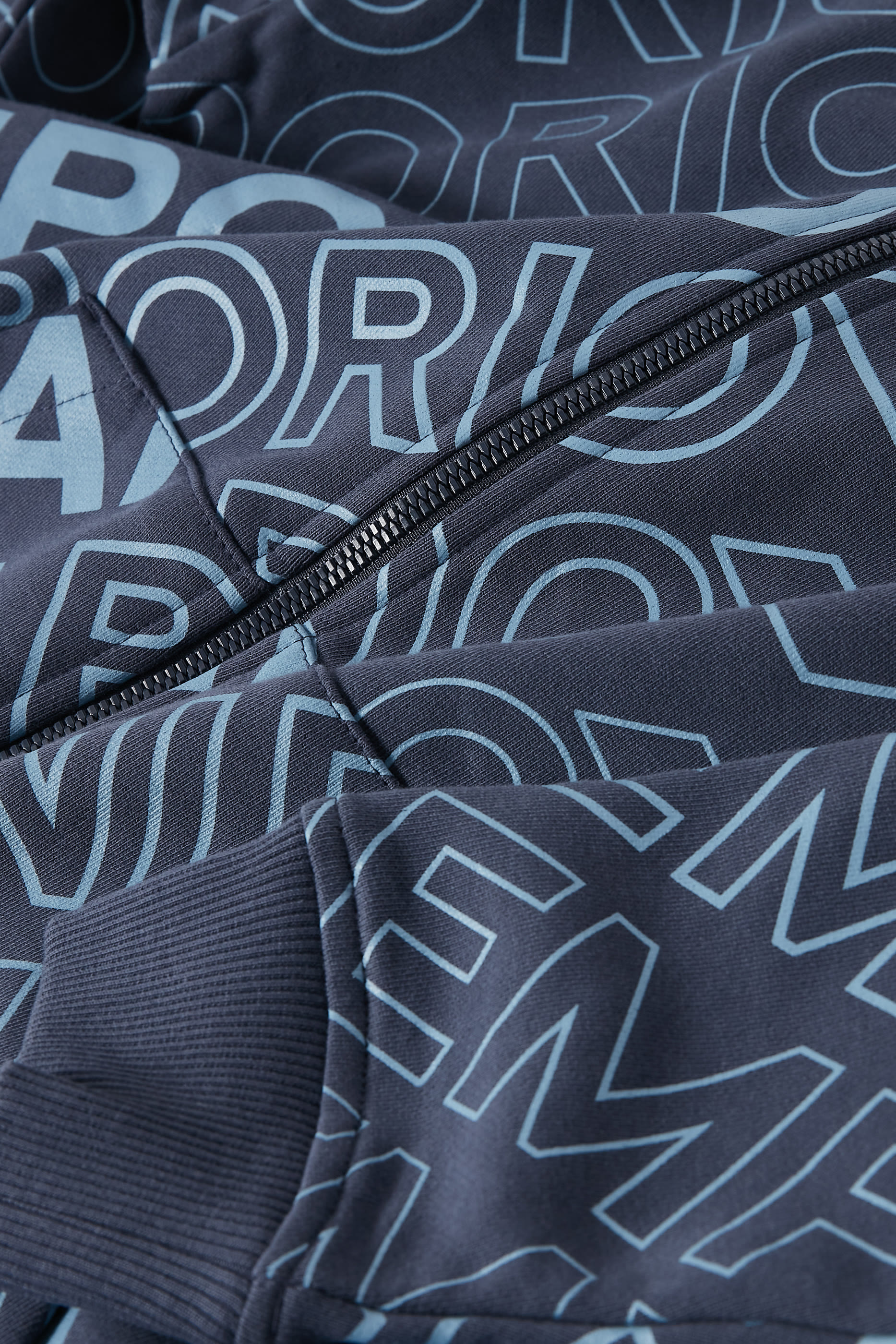 بدلة رياضية بحروف شعار الماركة للأطفال