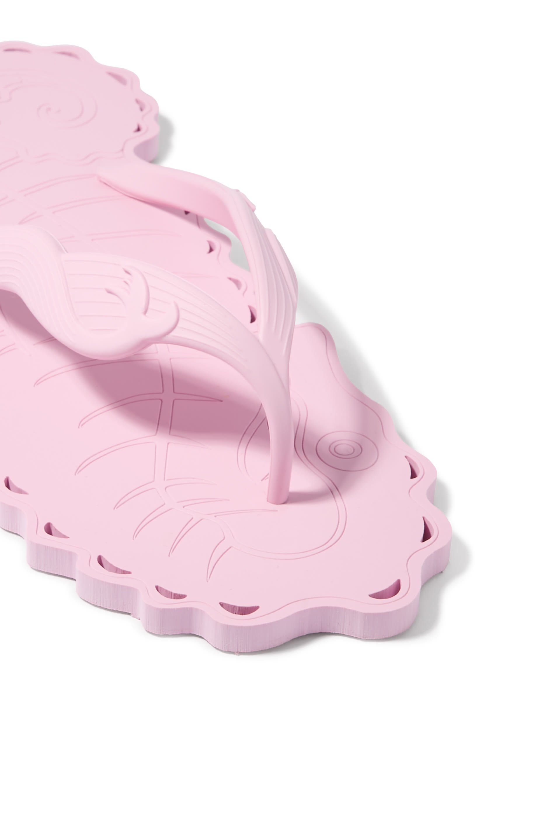 صندل بتصميم ثونج بتفاصيل مموجة