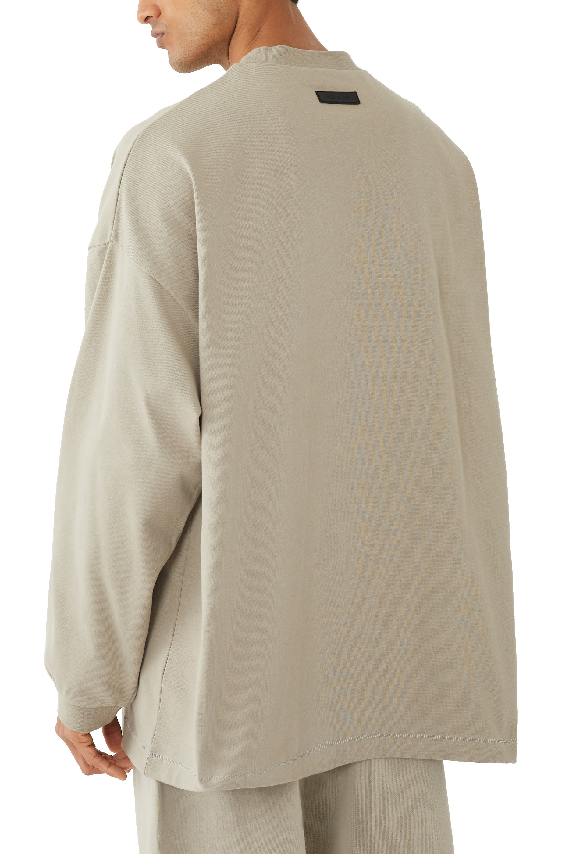 تيشيرت بأكمام طويلة وياقة ضيقة