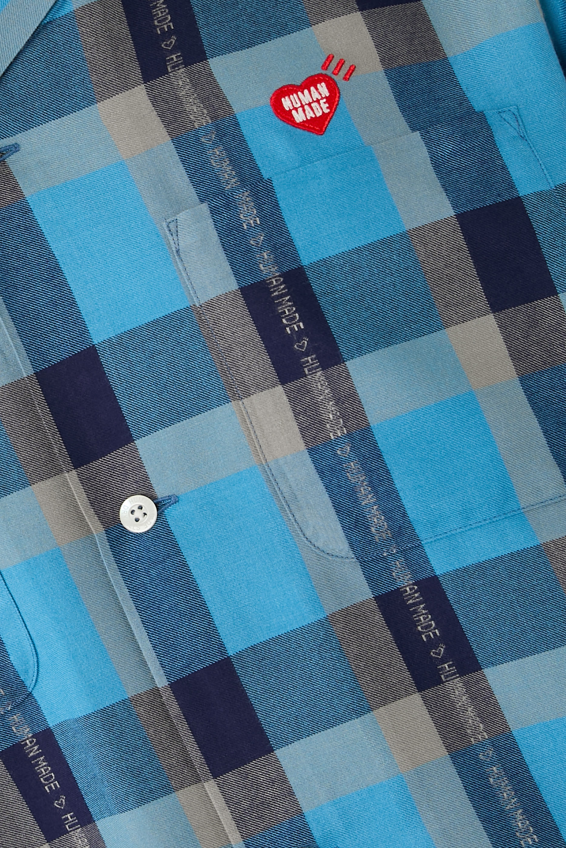 قميص بياقة مفتوحة ونقشة مربعات