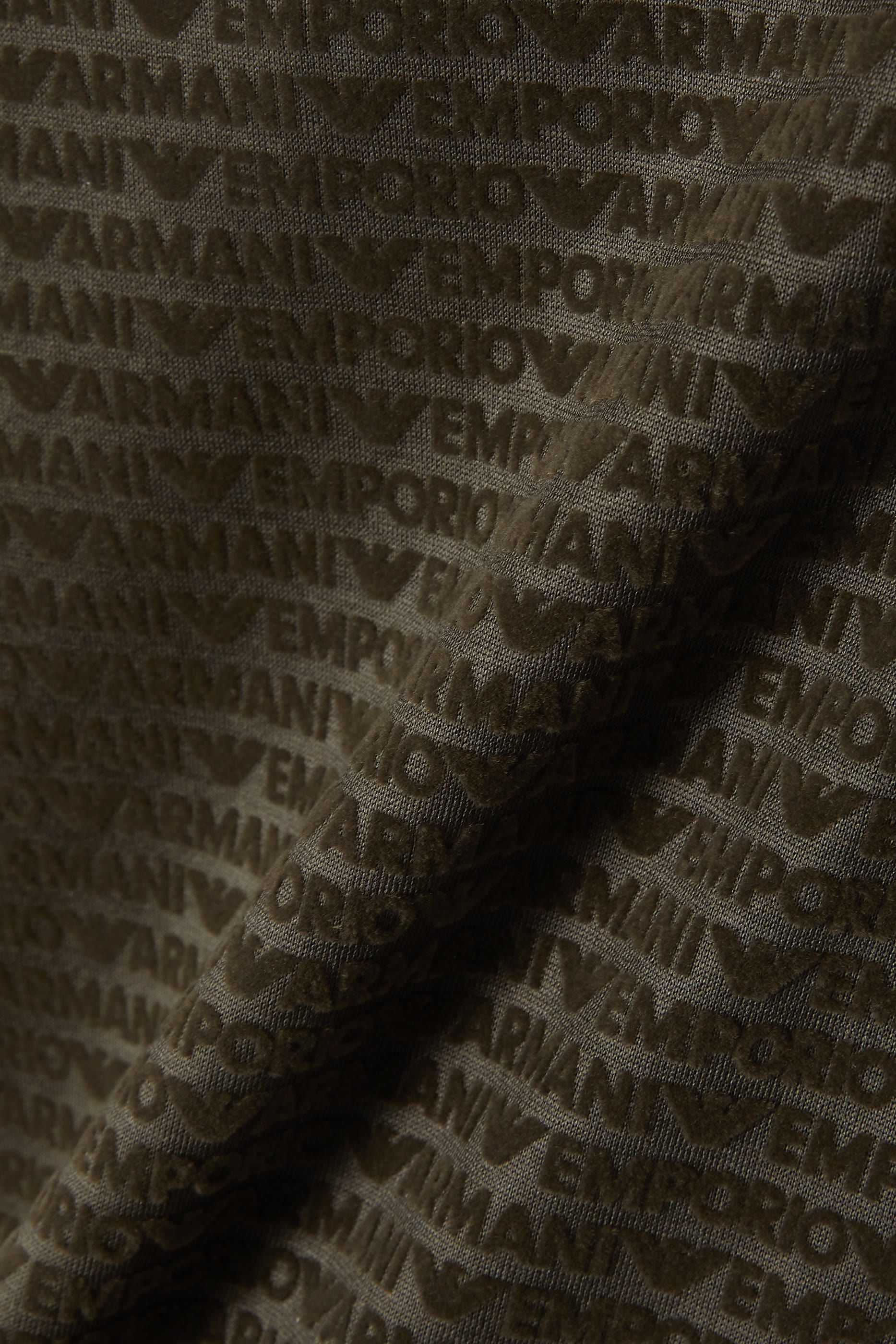 تيشيرت مزين بحروف شعار الماركة بالكامل بتصميم بارز