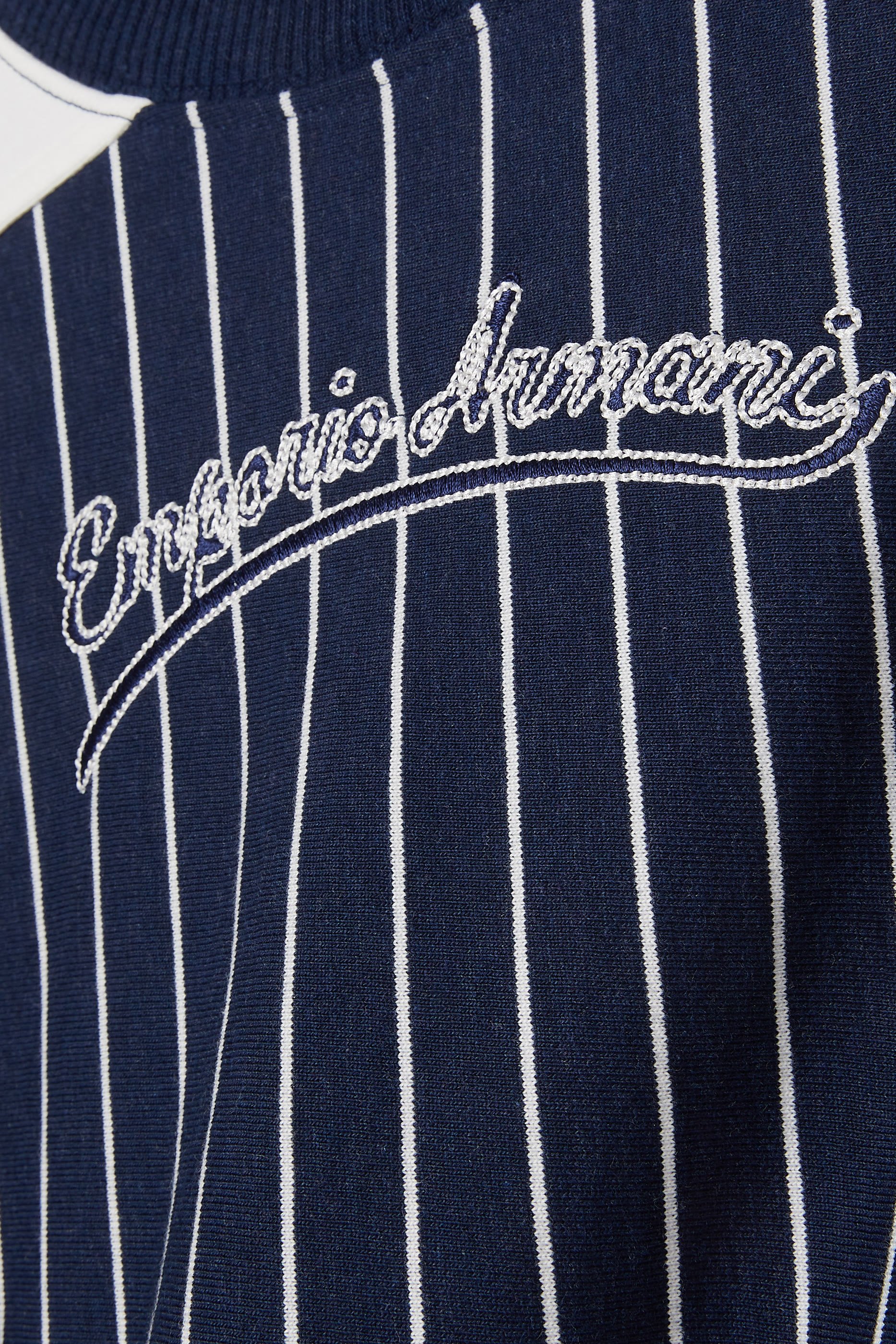 طقم شورت وتيشيرت مخطط بشعار الماركة للأطفال