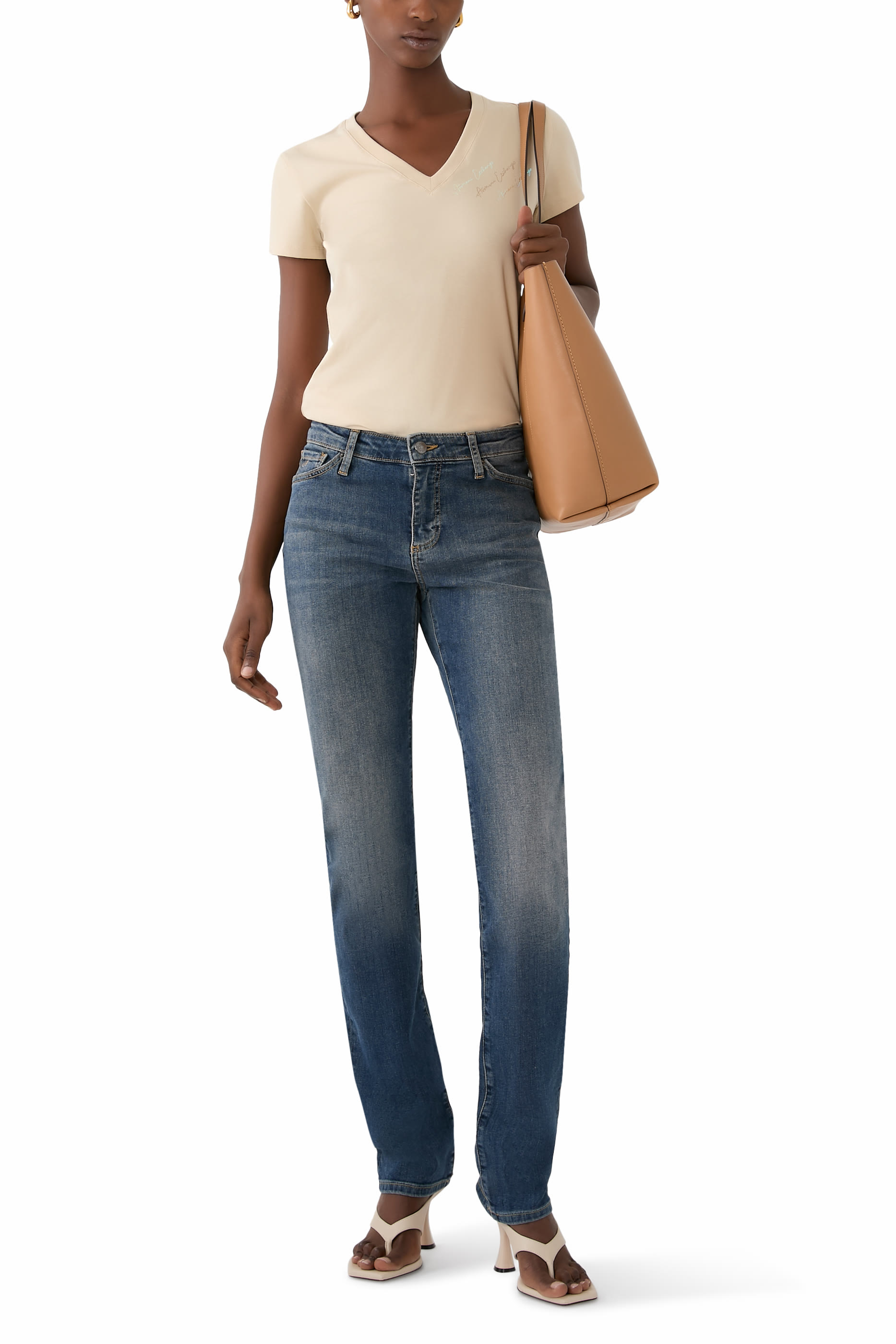 تيشيرت بياقة V وقصة ضيقة