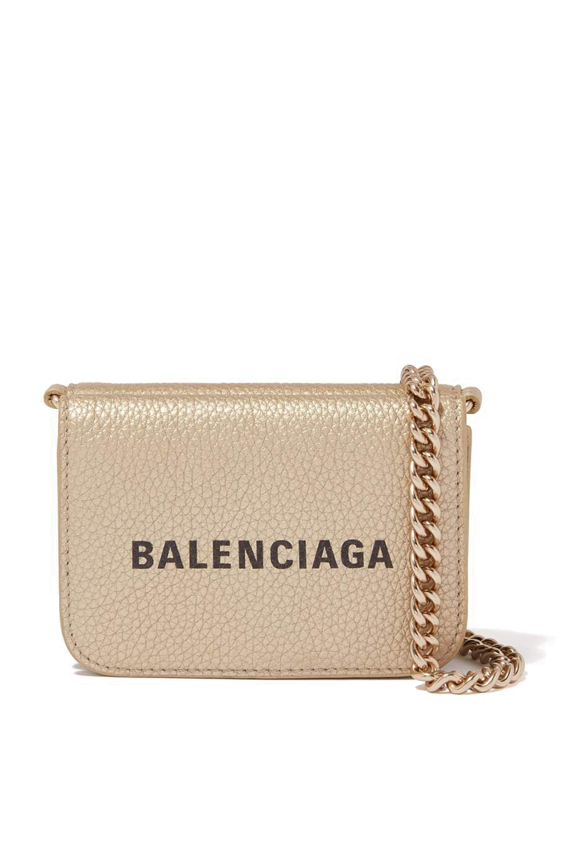 محفظة صغيرة مزينة بسلسلة حصريا للشرق الأوسط